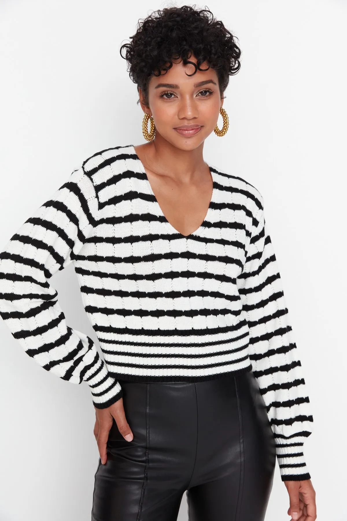 Trendyol Collection  Schwarzer kurzer Strickpullover mit Streifen TWOAW23KZ00634