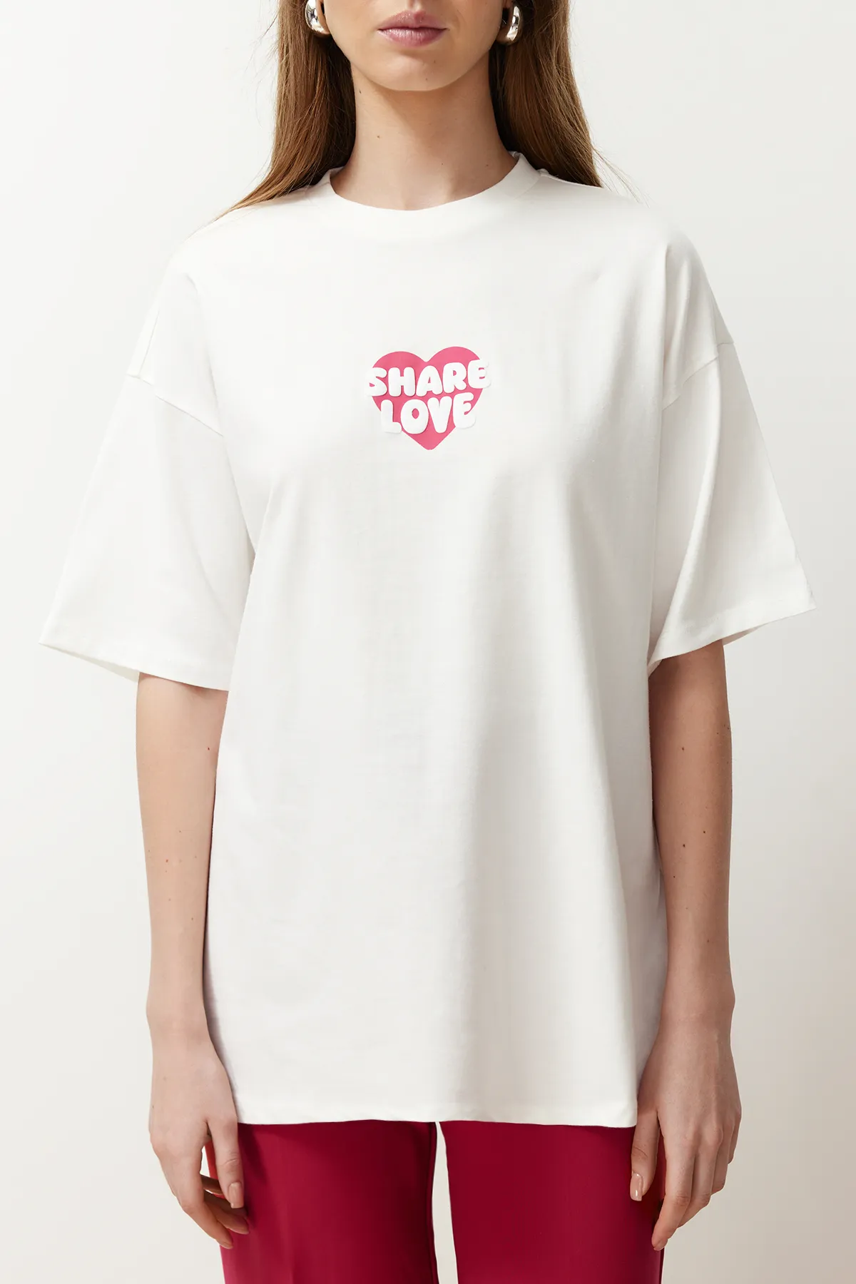 Trendyol Collection  Ecrufarbenes, übergroßes/bequem geschnittenes Strick-T-Shirt aus 100 % Baumwolle auf der Rückseite und der Vorderseite mit Herzmuster TWOSS24TS00236
