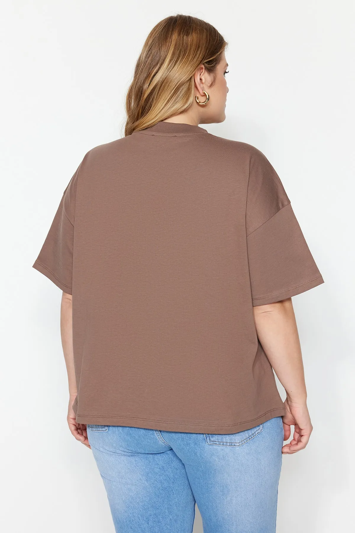 Trendyol Curve  Braunes, geripptes, weit geschnittenes Basic-Strick-T-Shirt mit Kragen TBBSS23BF00017