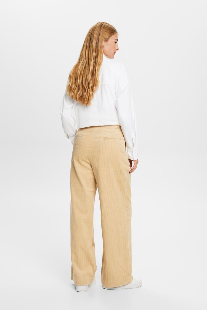Cordhose mit weitem Bein und mittelhohem Bund