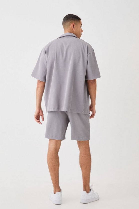 Kurzärmliges Oversize Hemd und Shorts