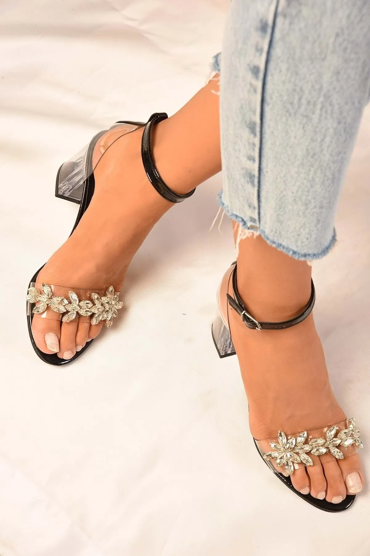 Shoeberry  Damen-Schuhe „Maggie“ in Schwarz mit transparentem Steinabsatz und einem Riemen