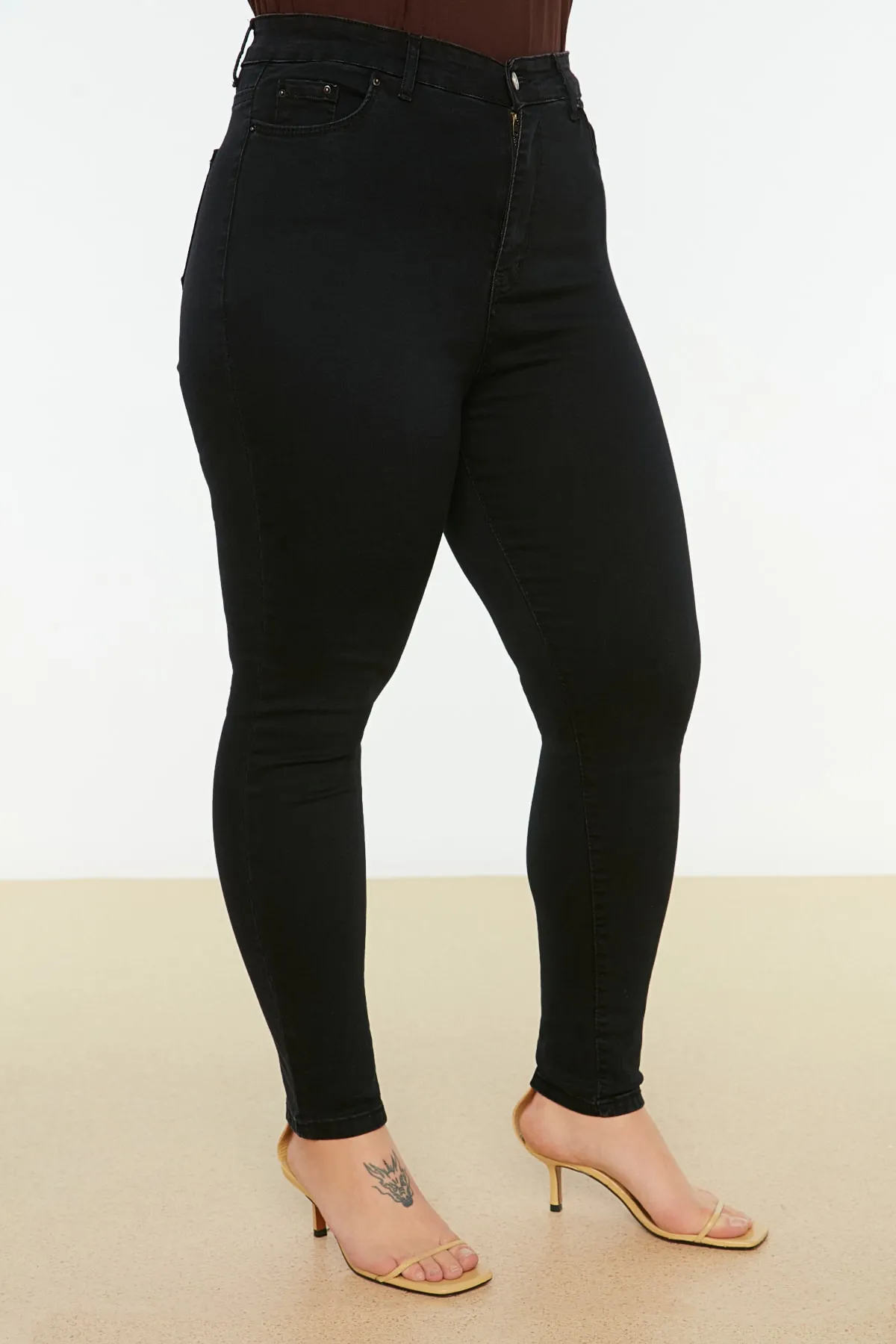 Trendyol Curve  Schwarze Röhrenjeans mit hoher Taille TBBSS22JE0075