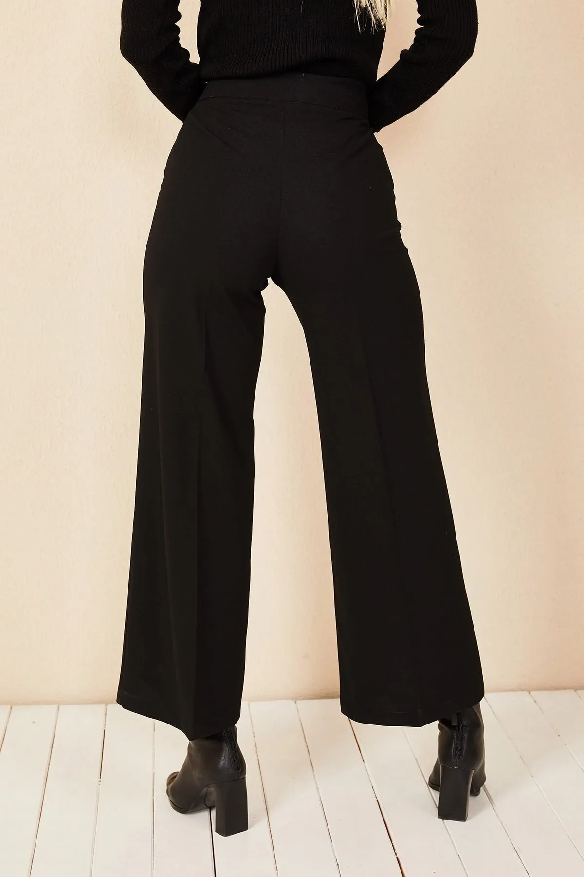 HAKKE  Schwarze Stoffhose mit weitem Bein und hoher Taille