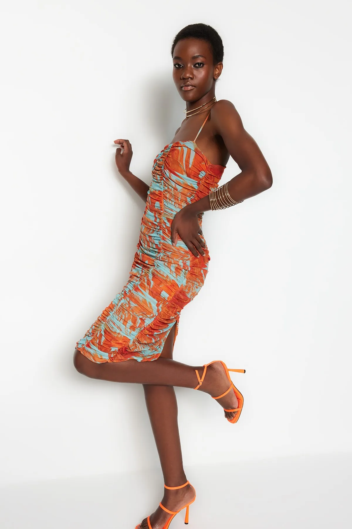 Trendyol Collection  Mehrfarbiges, am Körper gefüttertes, figurbetontes, mit Tüll bedrucktes, elegantes Abendkleid TPRSS23EL00362