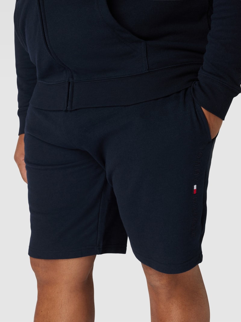 PLUS SIZE Sweatshorts mit Label-Stitching in dunkelblau