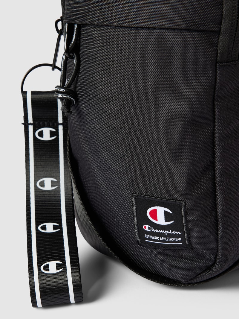 Umhängetasche mit Label-Patch in schwarz