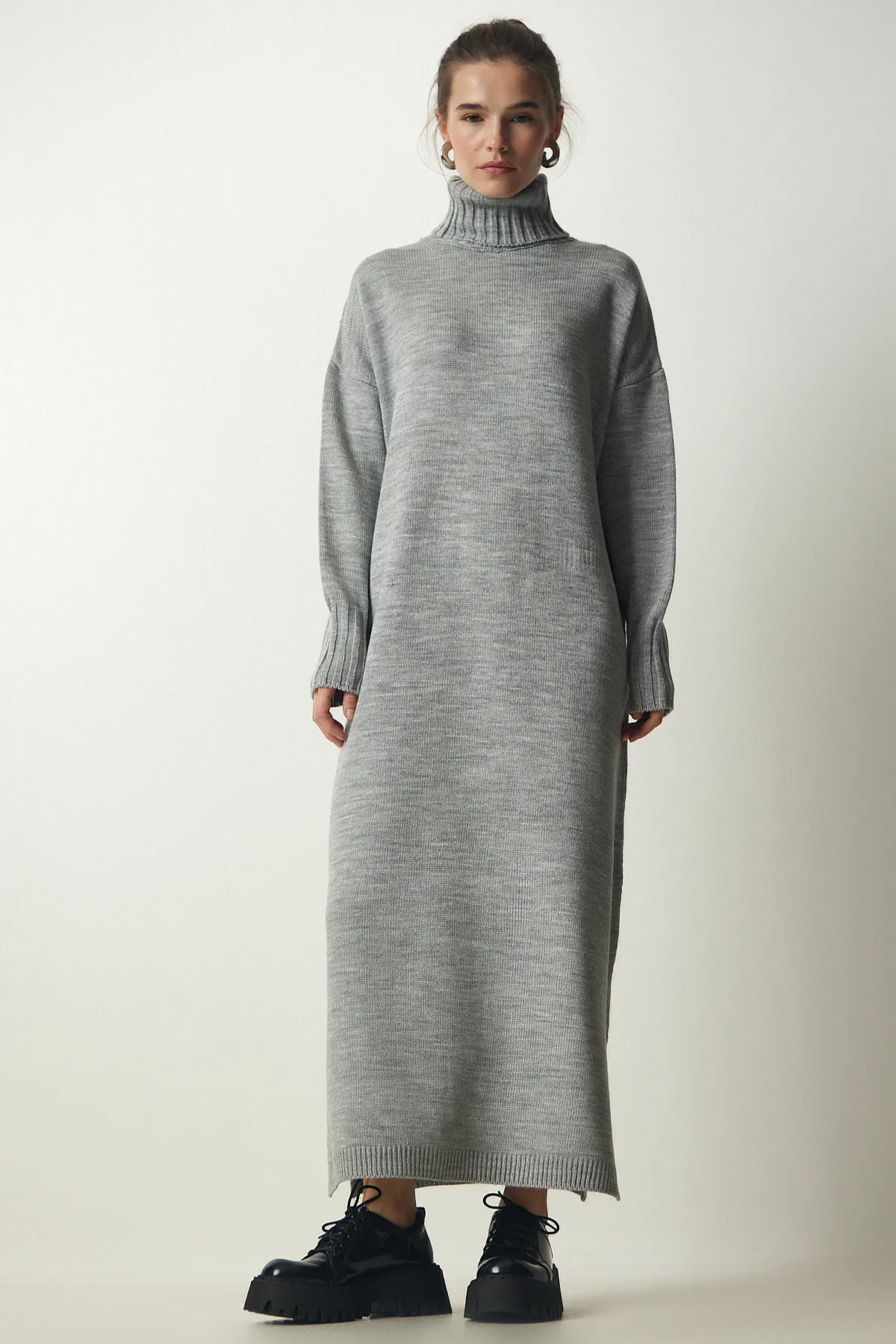 Happiness İstanbul  Graues Damen-Strickkleid mit Rollkragen und Schlitz in Übergröße PF00042