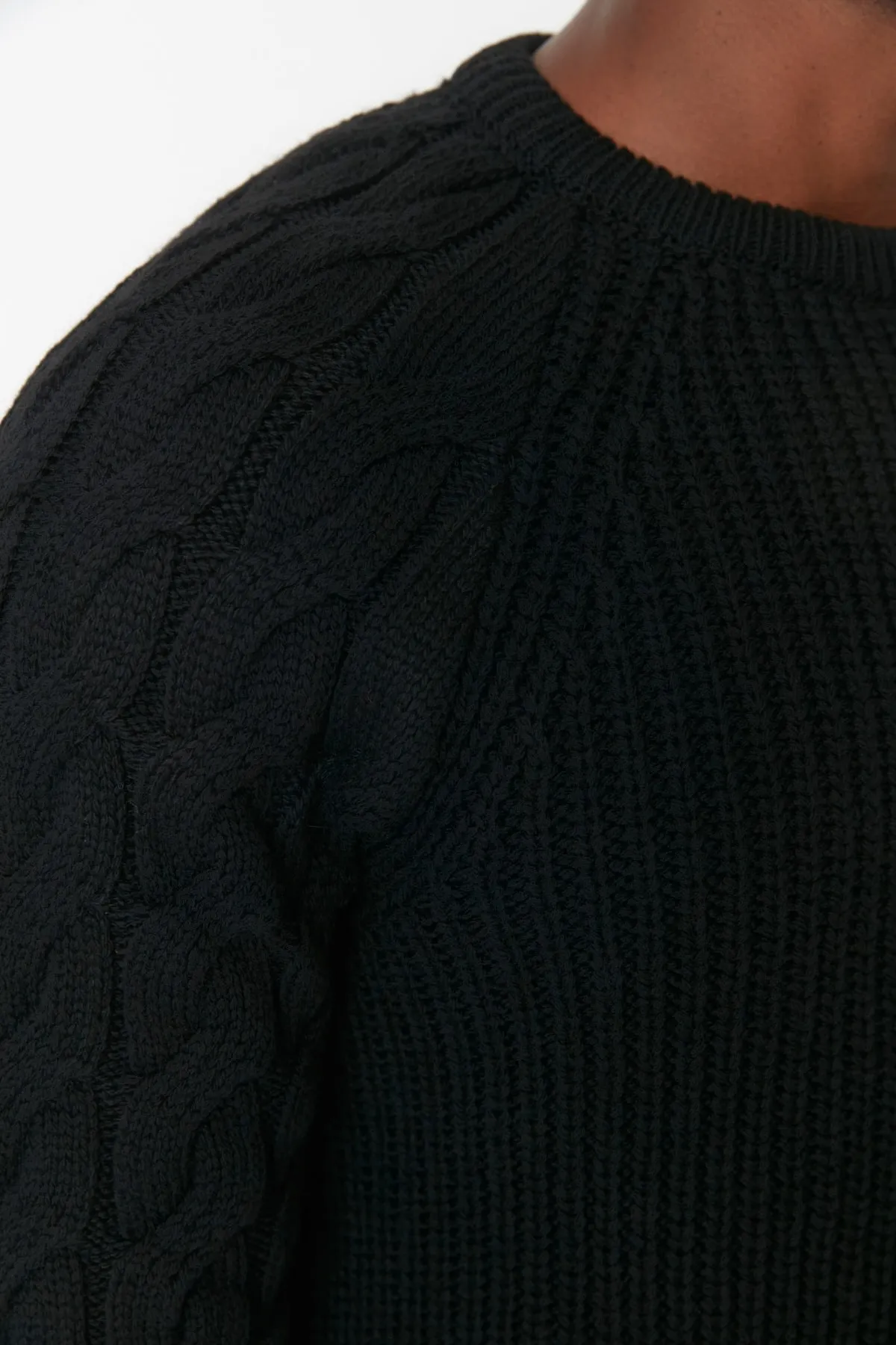 Trendyol Collection  Schwarzer Strickpullover mit Rundhalsausschnitt, normaler Passform und detailliertem Haarstrickmuster TMNAW22KZ2059