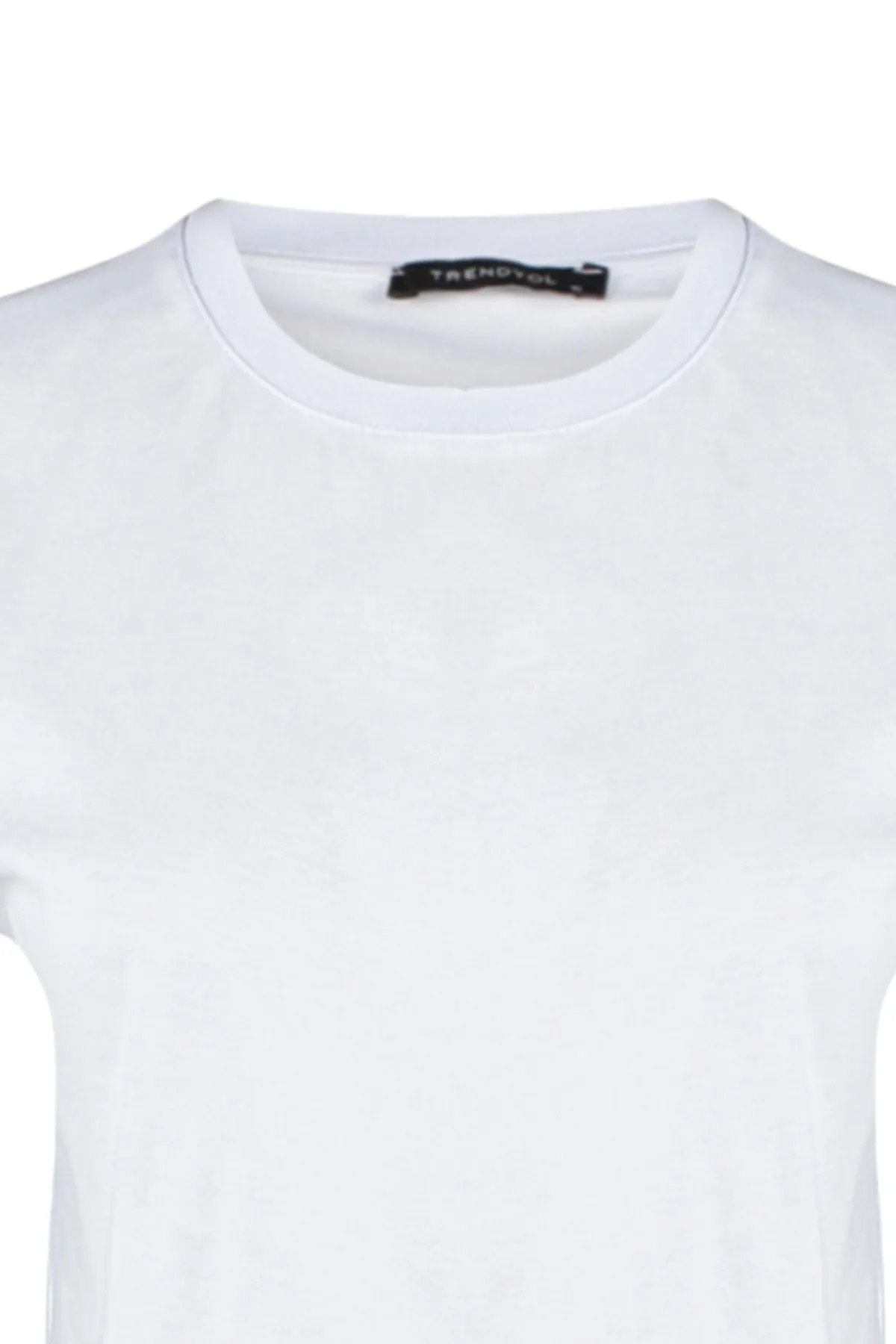 Trendyol Collection  Weißes, kurz geschnittenes Premium-Strick-T-Shirt aus 100 % Baumwolle mit Rundhalsausschnitt TWOSS23TS00038