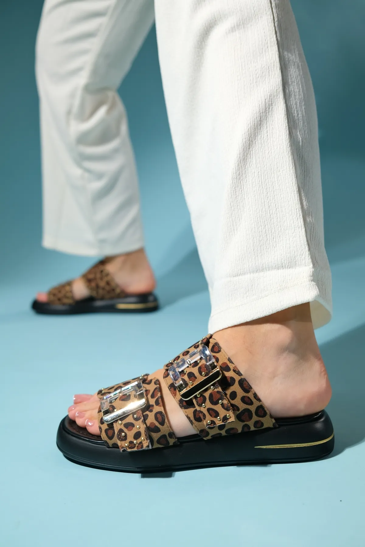 LuviShoes  ZLEY Damen-Hausschuhe mit transparenter Schnalle und Muster in Schwarz und Gelb