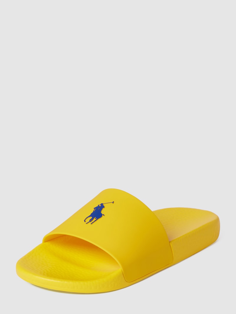 Slides mit Label-Prägung in hellgelb