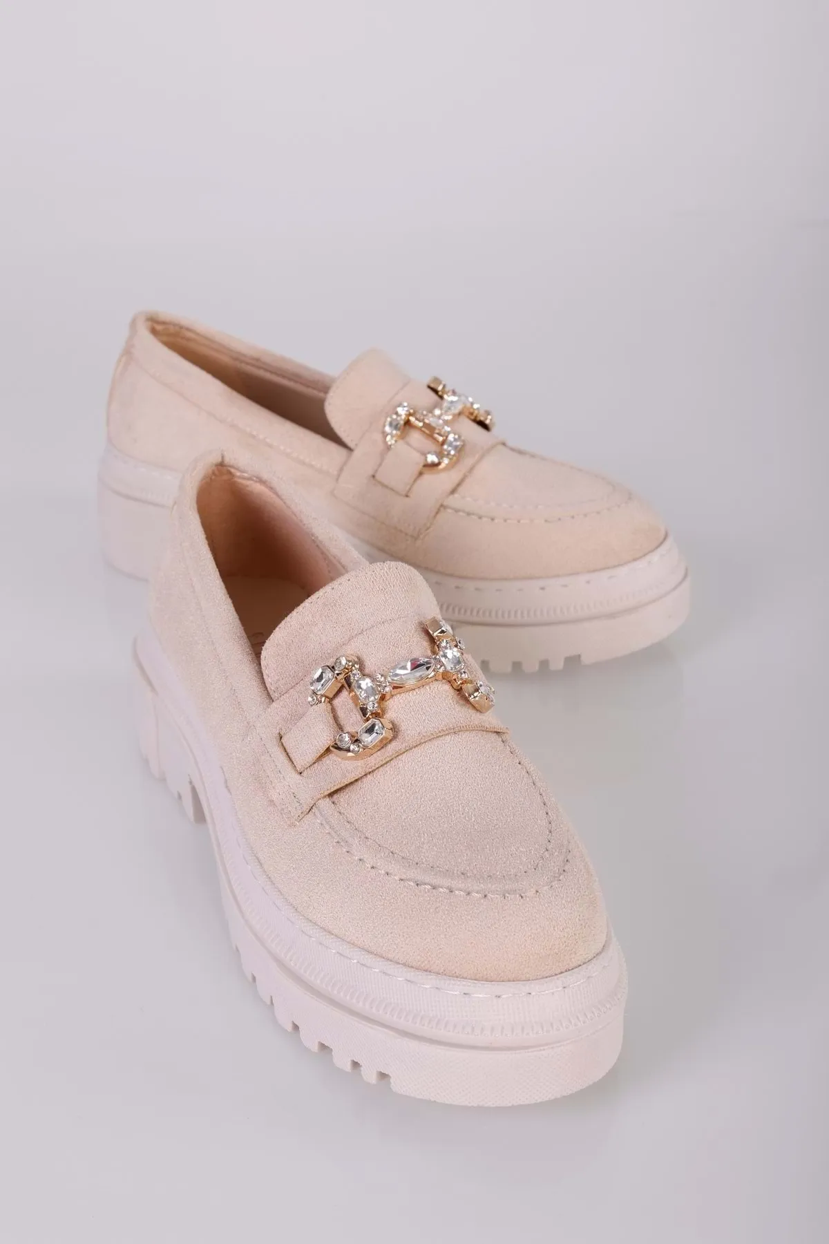Shoeberry  Damen-Loafer Lucie aus beigem Wildleder mit Steinschnalle