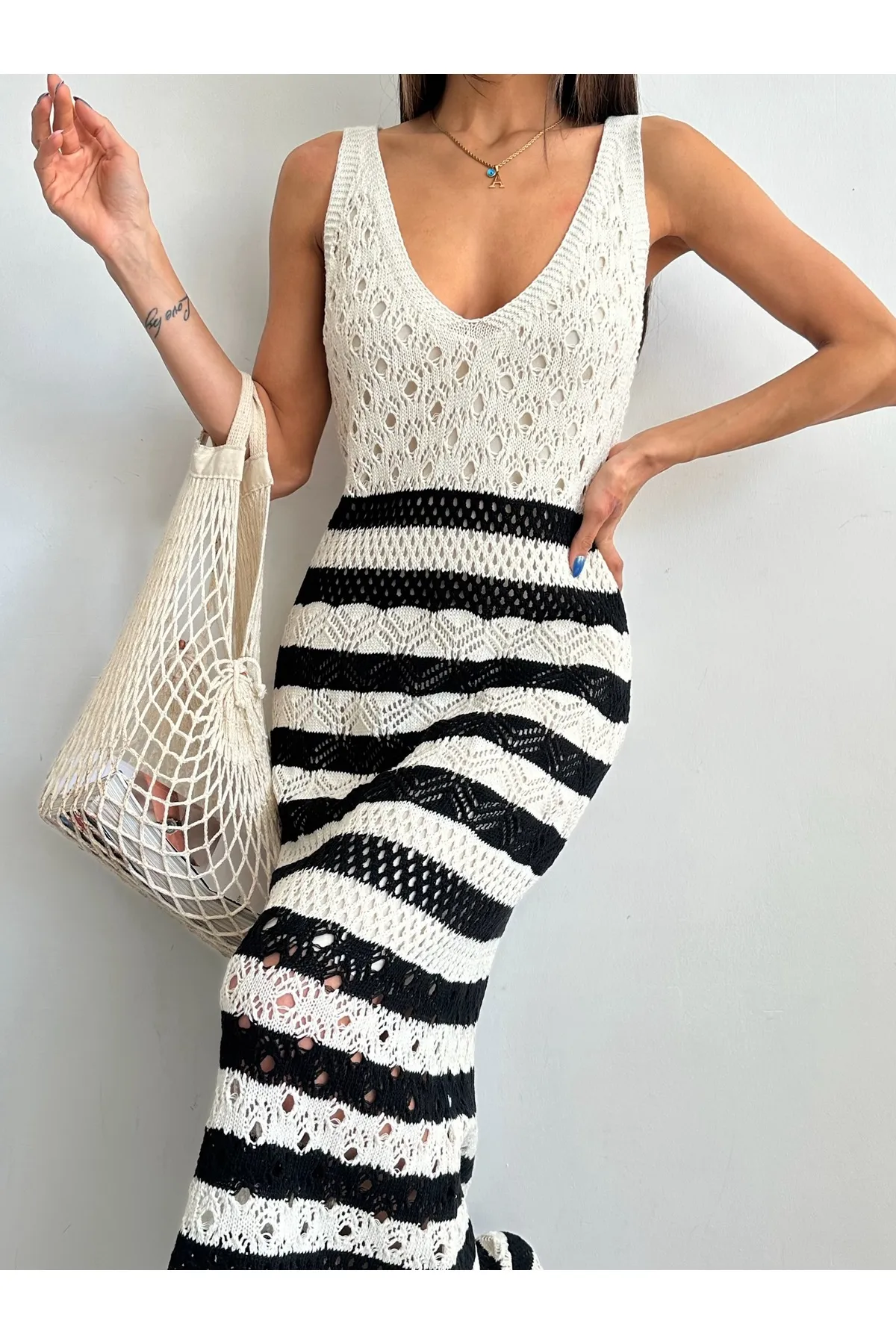 BEJNA  Schwarzes, durchbrochenes Sommer-Strickkleid mit gestreiften Trägern für Damen