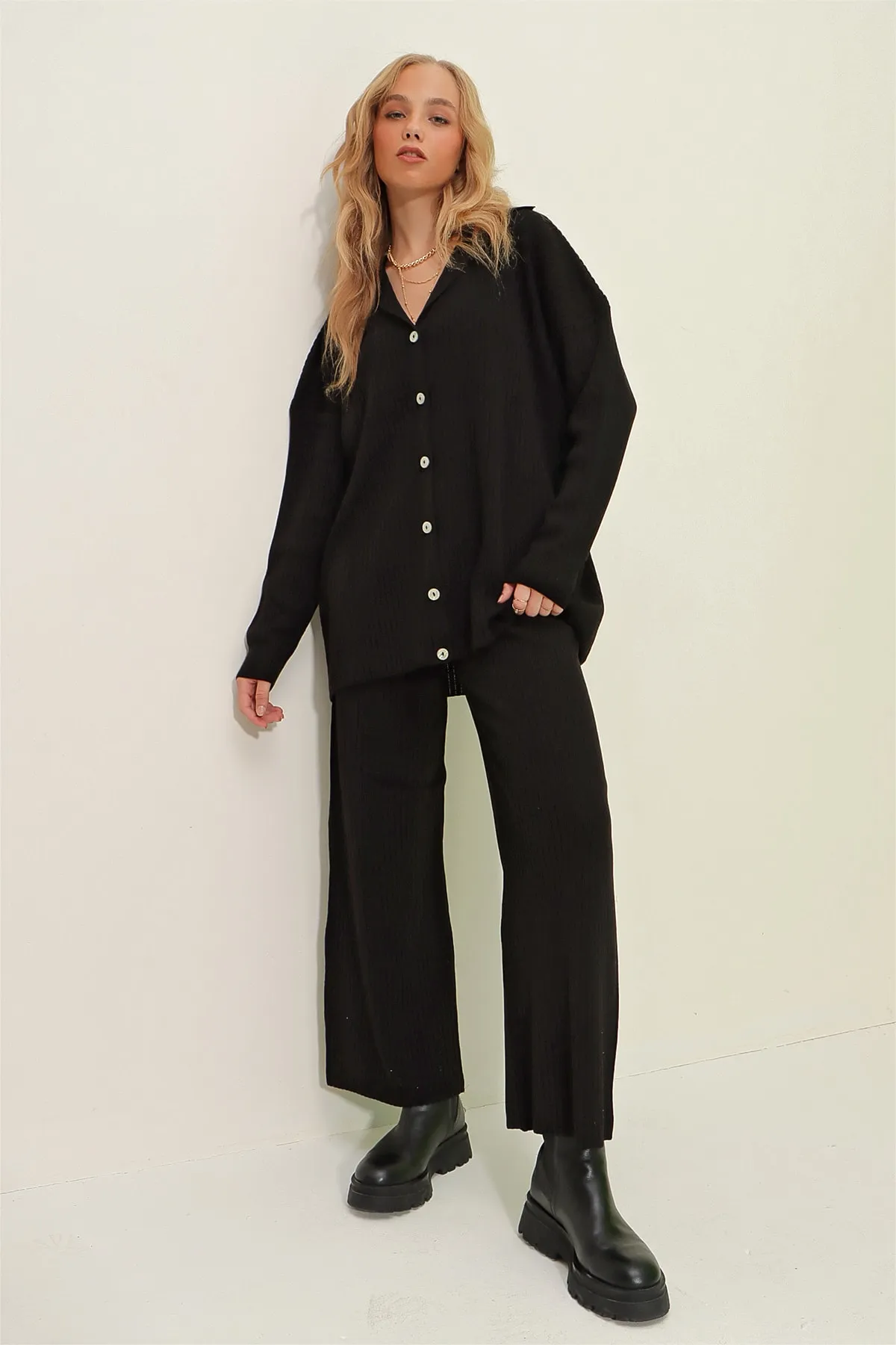 Trend Alaçatı Stili  Schwarzes Strickset mit Knopfleiste und Struktur für Damen ALC-X9364