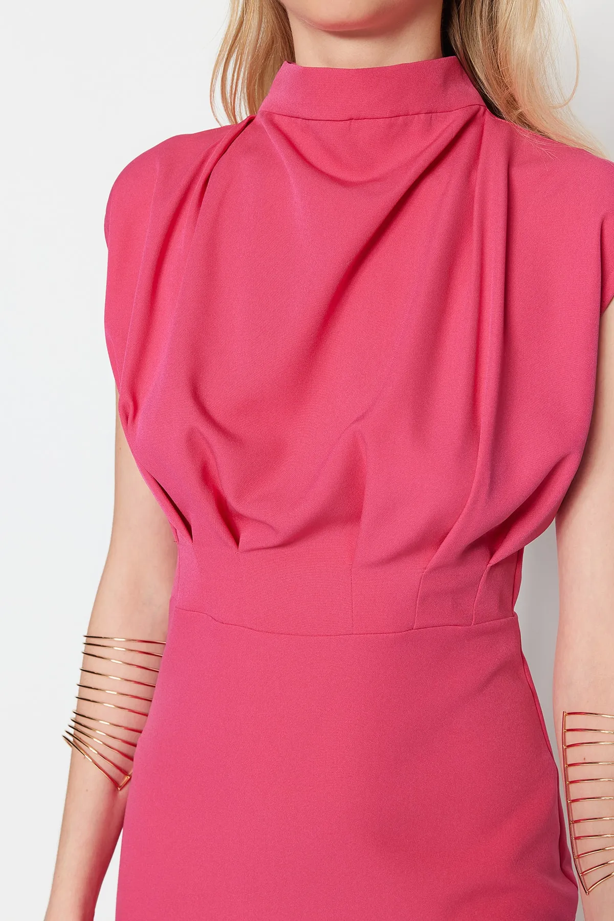 Trendyol Collection  Fuchsiafarbenes, figurbetontes, gewebtes Kleid mit Stehkragen TWOAW20EL0311