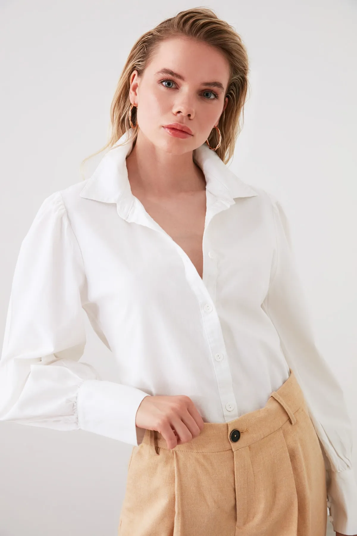 Trendyol Collection  Weißes Hemd mit Ballonärmeln aus Baumwolle - Regular Fit TWOSS20GO0065