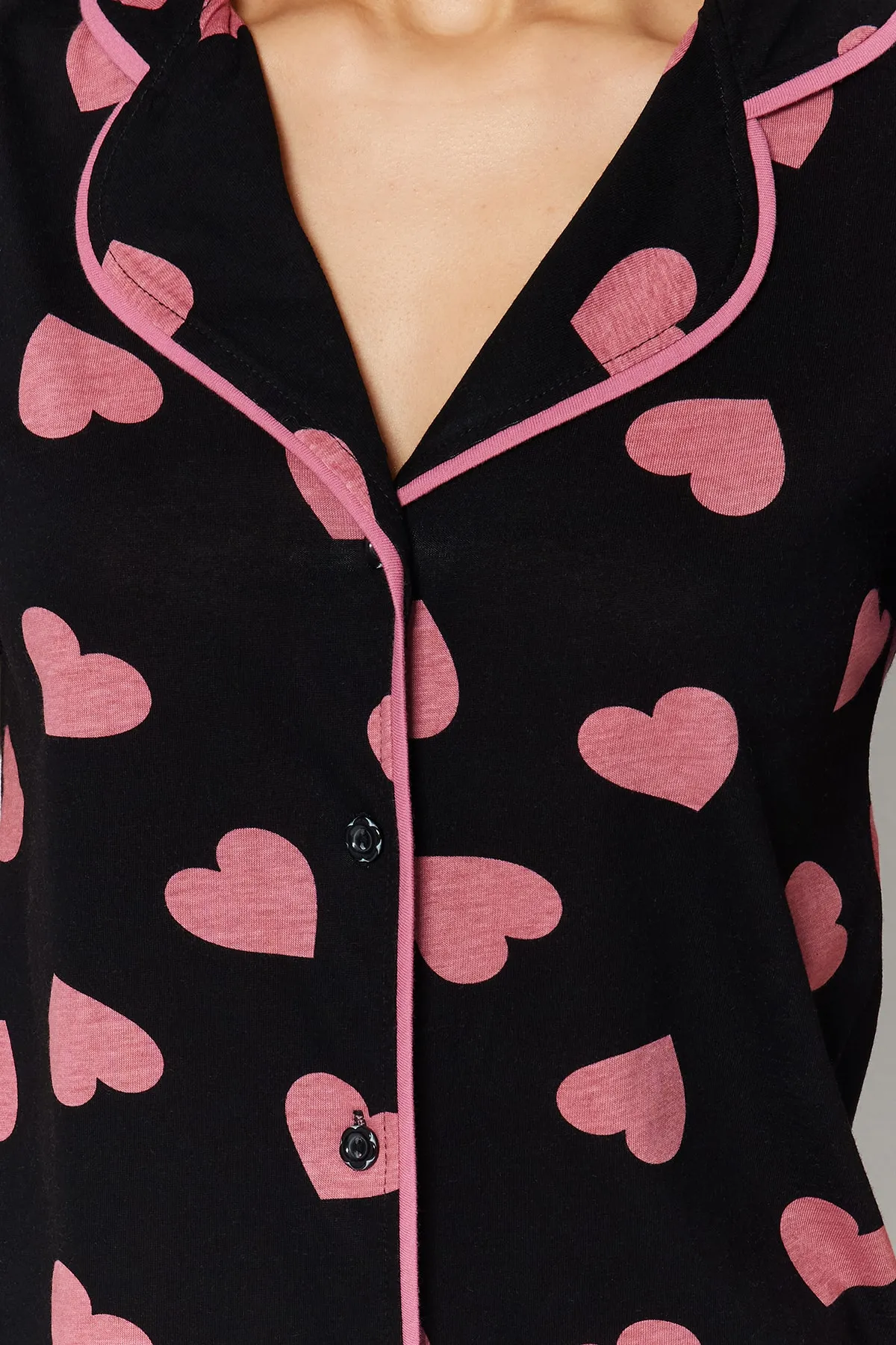Trendyol Collection  Mehrfarbiges Strick-Pyjama-Set aus 100 % Baumwolle mit herzgemusterten Paspeln und detaillierten Hemd-Shorts THMSS21PT1200