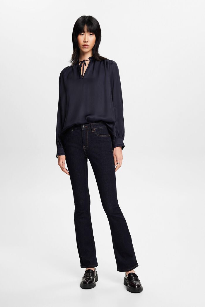 Satinbluse mit Rüschenkanten