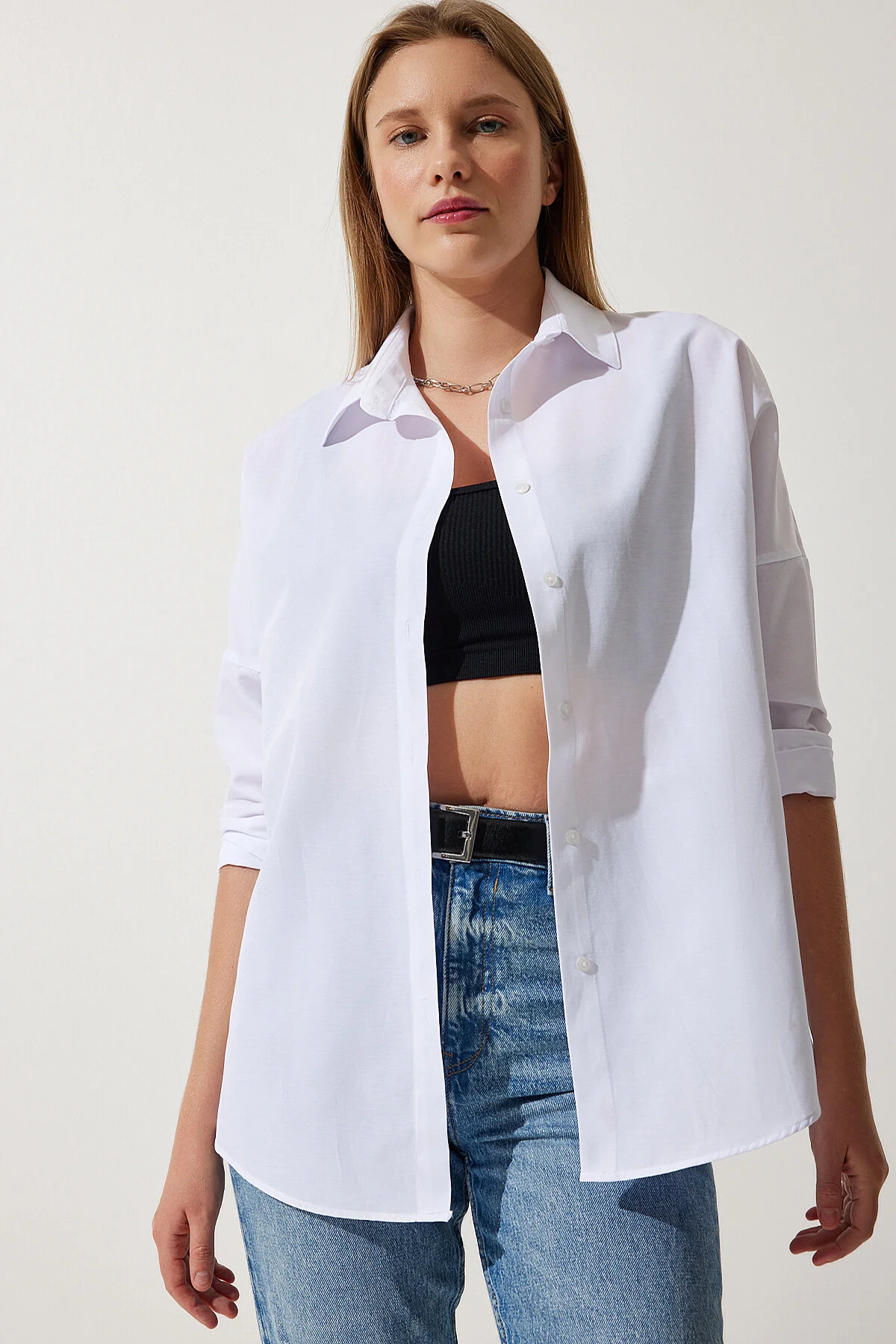 Happiness İstanbul  Weißes Oversize-Lang-Basic-Shirt für Damen DD00842