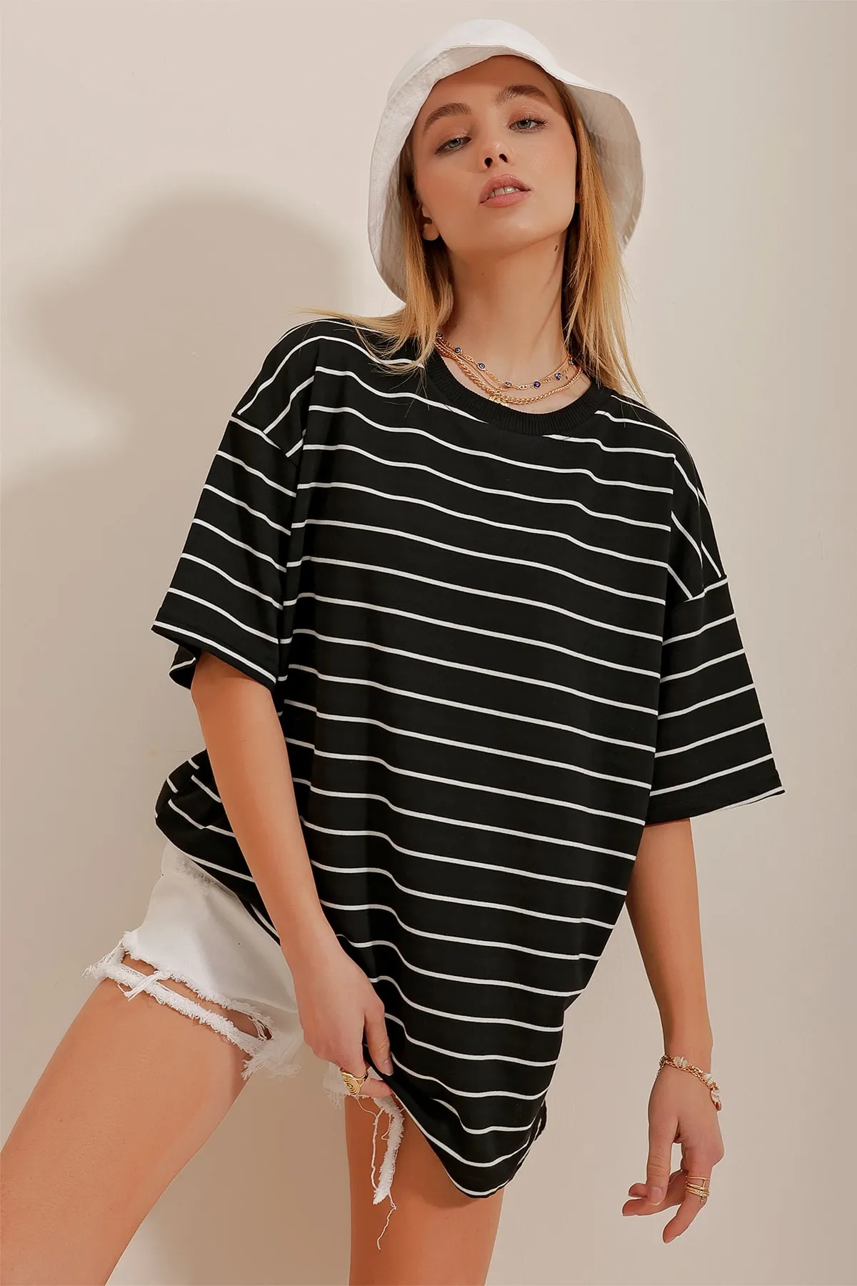 Trend Alaçatı Stili  Gestreiftes Oversize-T-Shirt für Damen in Schwarz mit Rundhalsausschnitt ALC-X10388