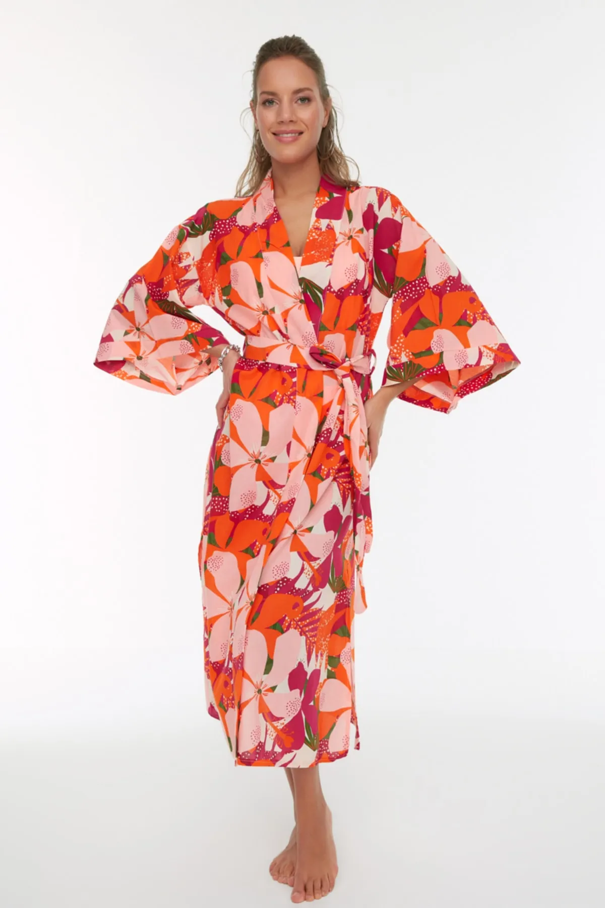 Trendyol Collection  Maxi-Kimono und Kaftan aus 100 % gewebter Baumwolle mit Blumenmuster und Gürtel TBESS22KM0030