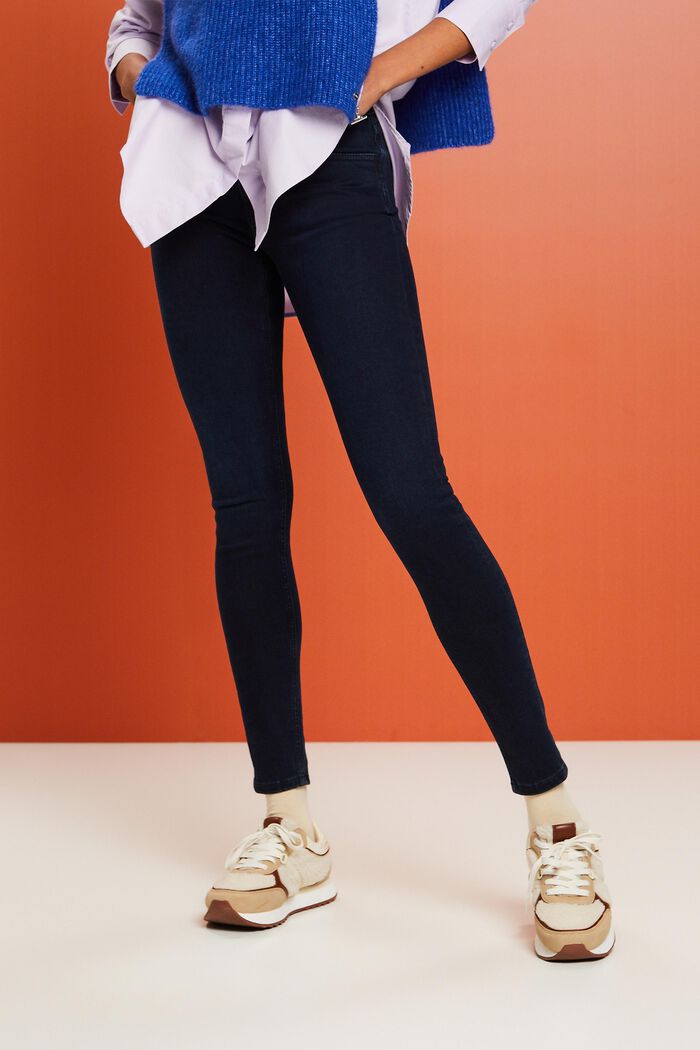 Schmal geschnittene Jeans mit mittlerer Bundhöhe