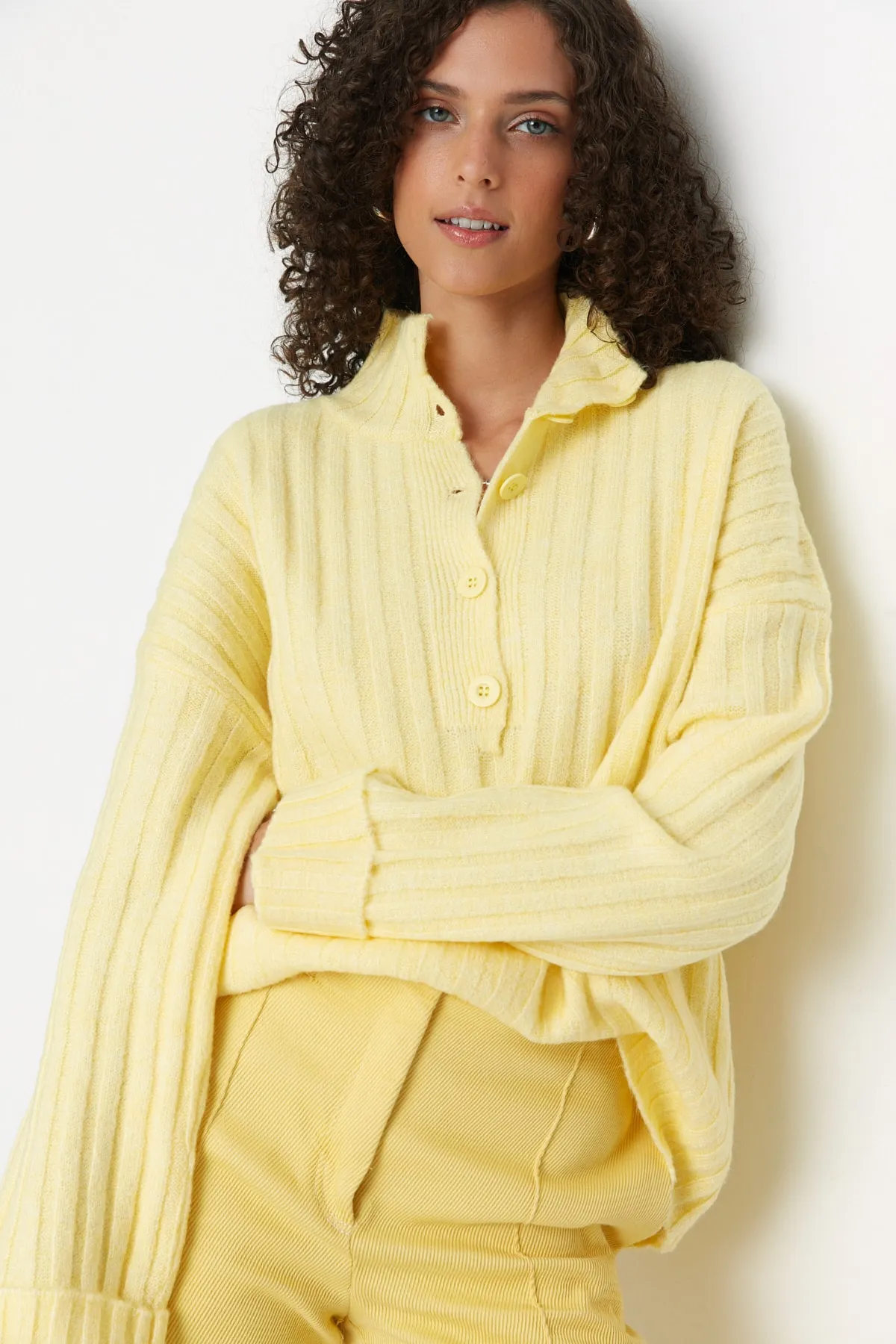 Trendyol Collection  Gelber, weich strukturierter Strickpullover mit Stehkragen und weiter Passform TWOAW21KZ0783