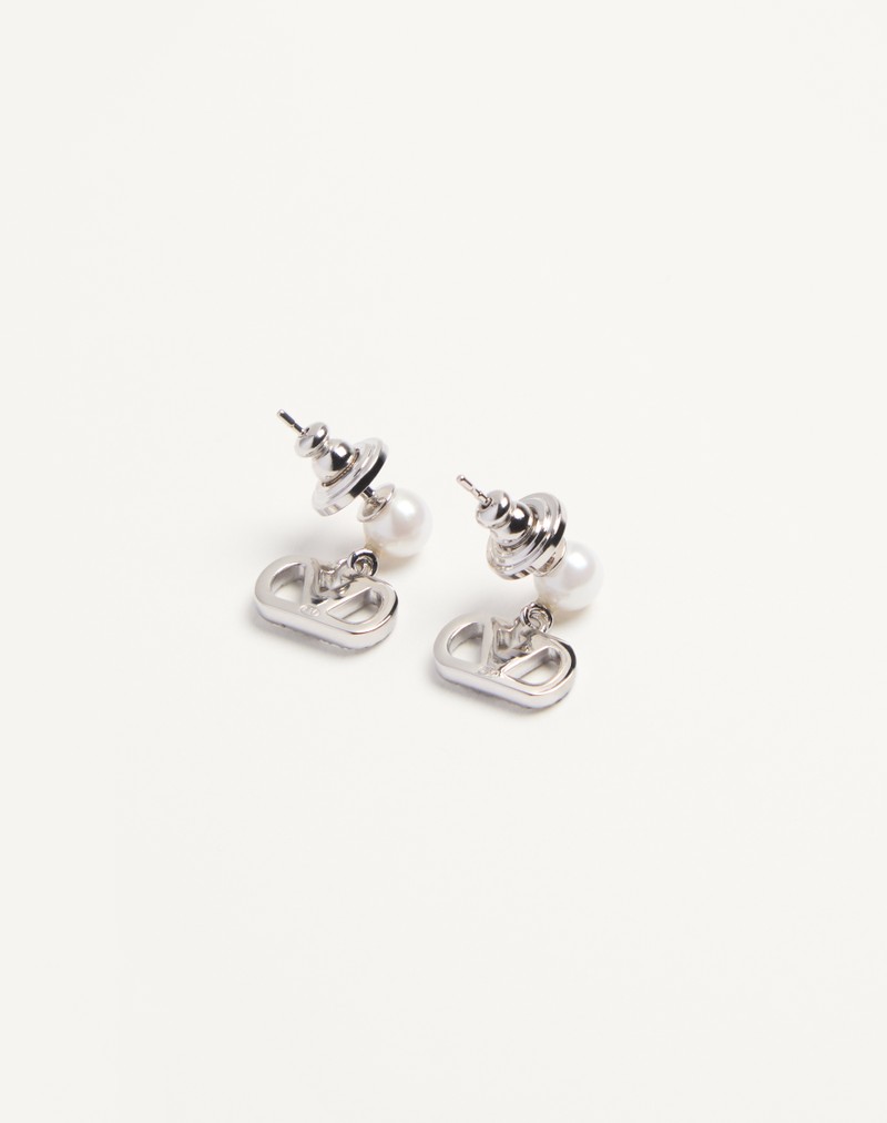 Brincos com a assinatura VLogo em metal, pérolas e cristais Swarovski®