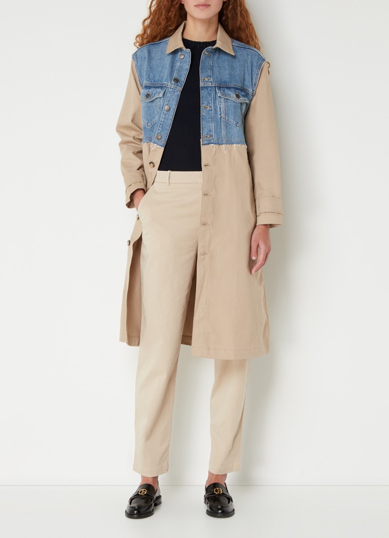 Gabardina Tomy de ba&sh con detalles de mezclilla y cinturón.