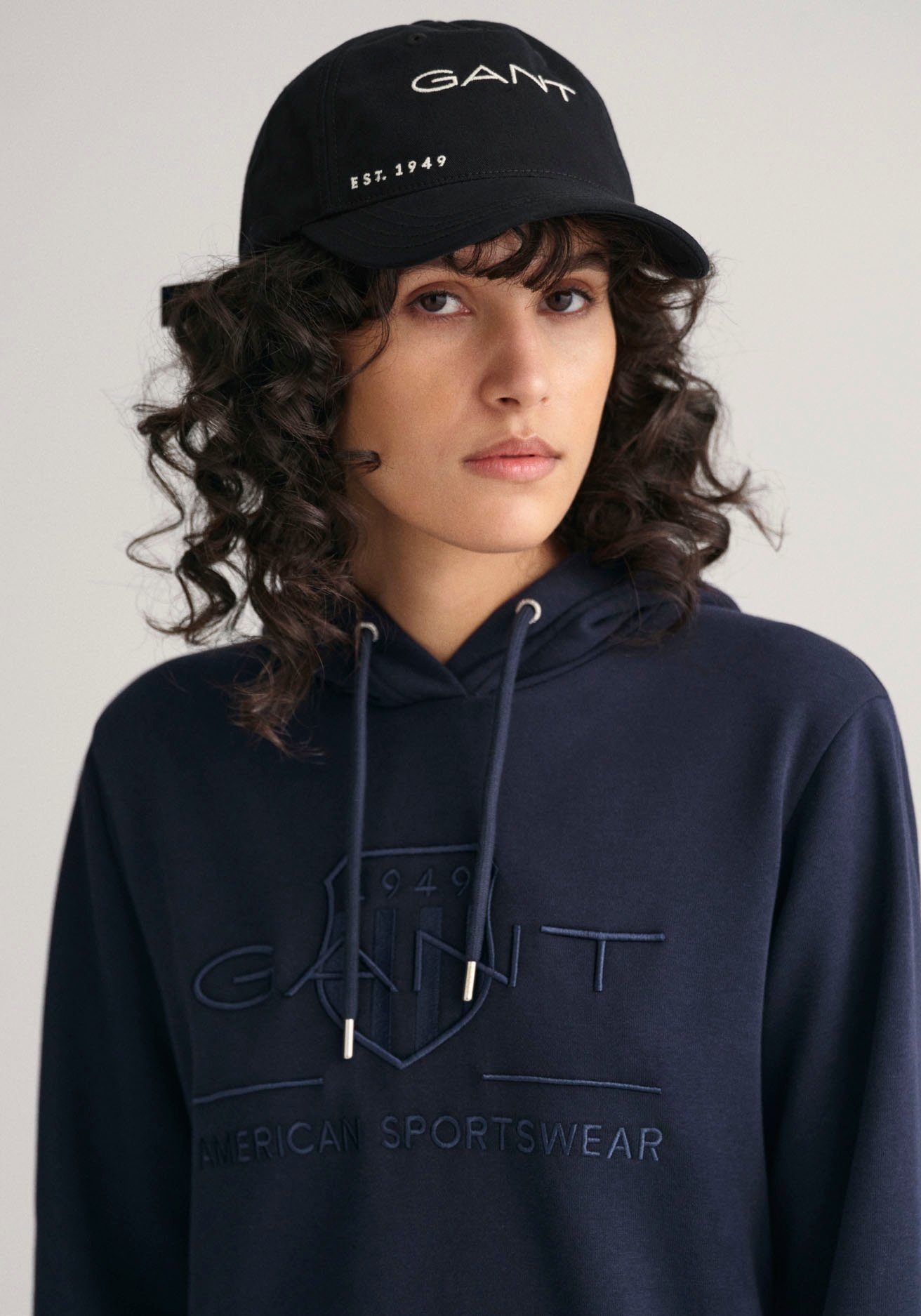 Gant Sweatkleid REG TONAL SHIELD DREKA mit einem farblich abgestimmten Archive-Shield-Logo
