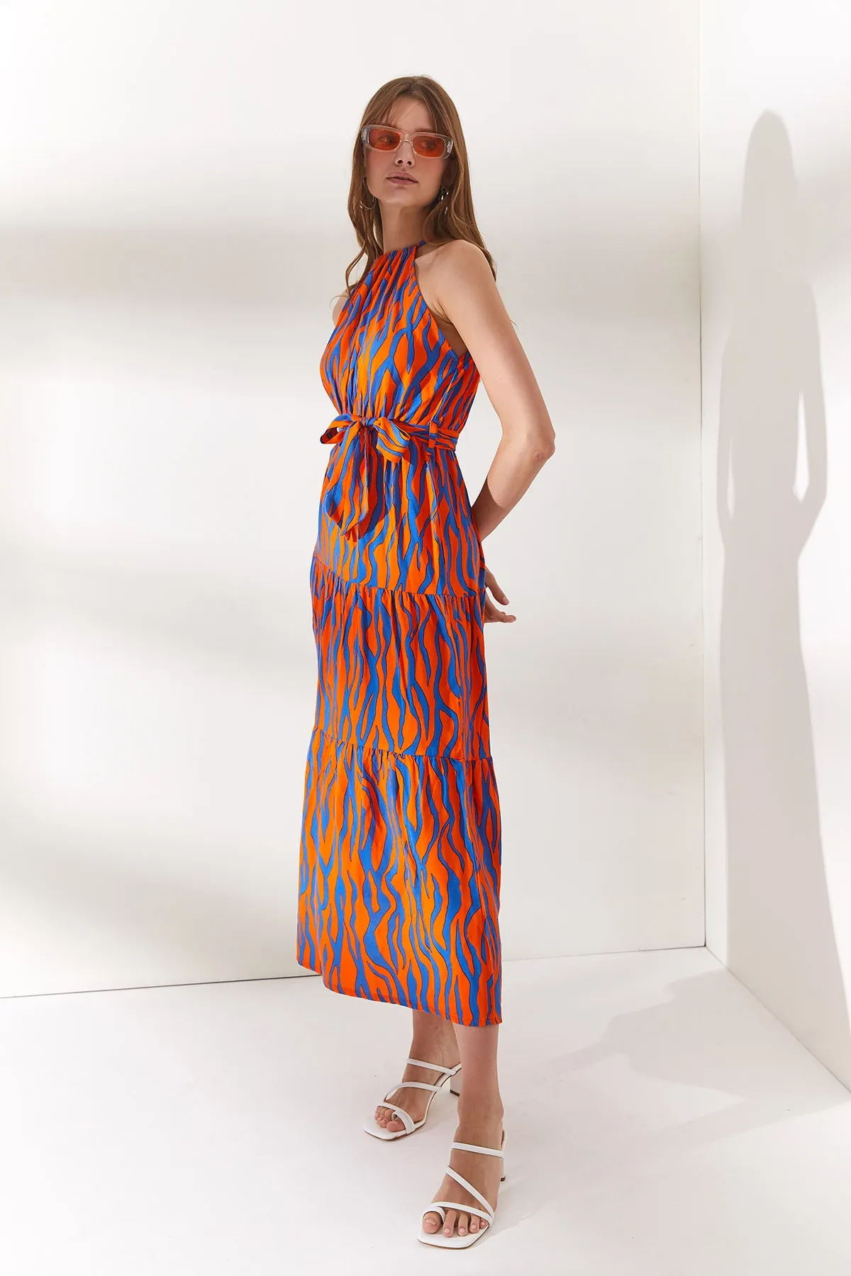 Olalook  Damenkleid aus gewebtem Viscon in Zebra-Orange mit Neckholder und Gürtel ELB-19001548