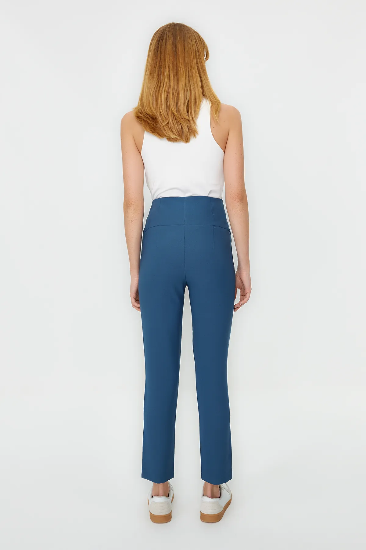 Trendyol Collection  Indigo-Zigaretten-Webhose mit schmalem Bein und Taillennaht-Detail TWOSS20PL0388