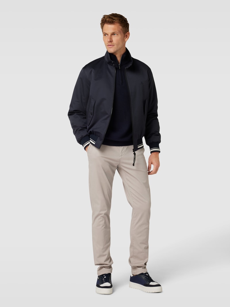 Stoffhose mit französischen Eingrifftaschen in haselnuss braun