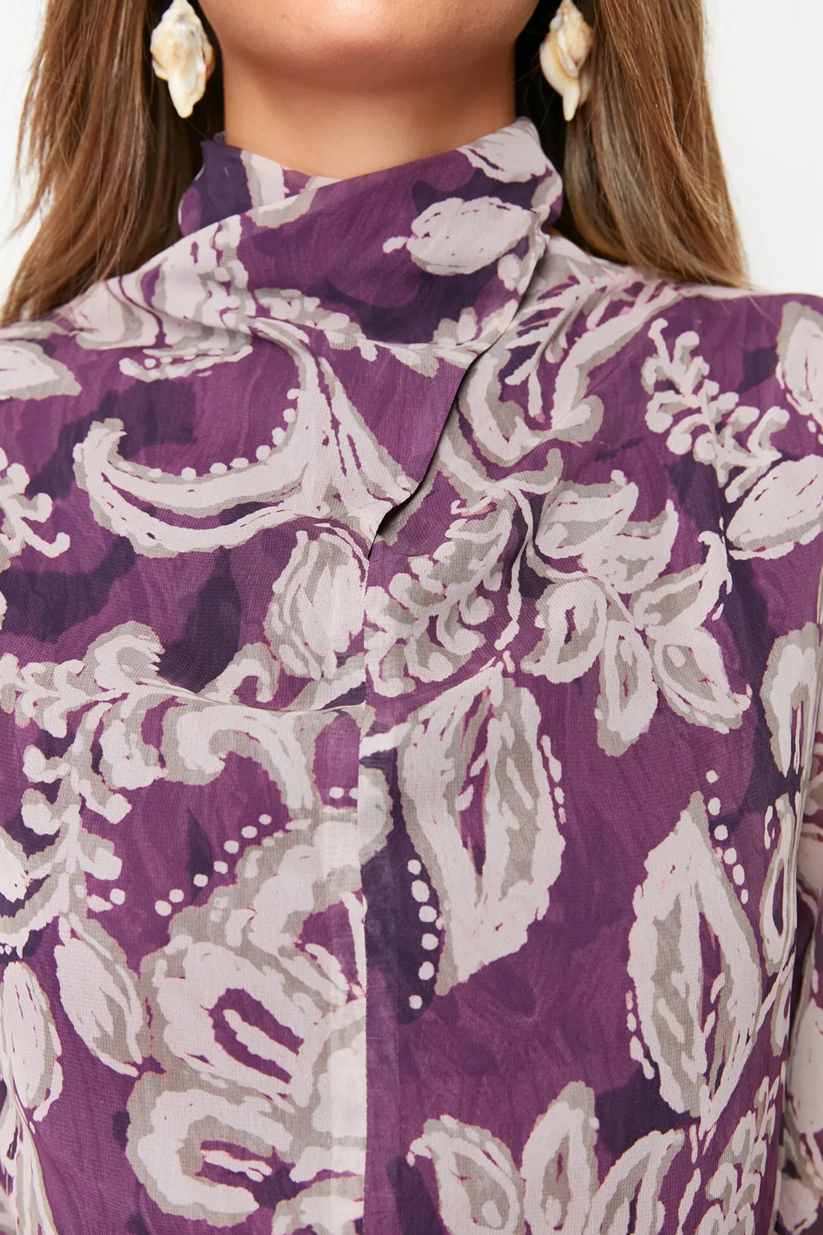 Trendyol Collection  Pflaumenfarbenes, gewebtes Kleid aus Chiffon mit Gürtel, Volants, Stehkragen und Futter TWOAW24EL00261