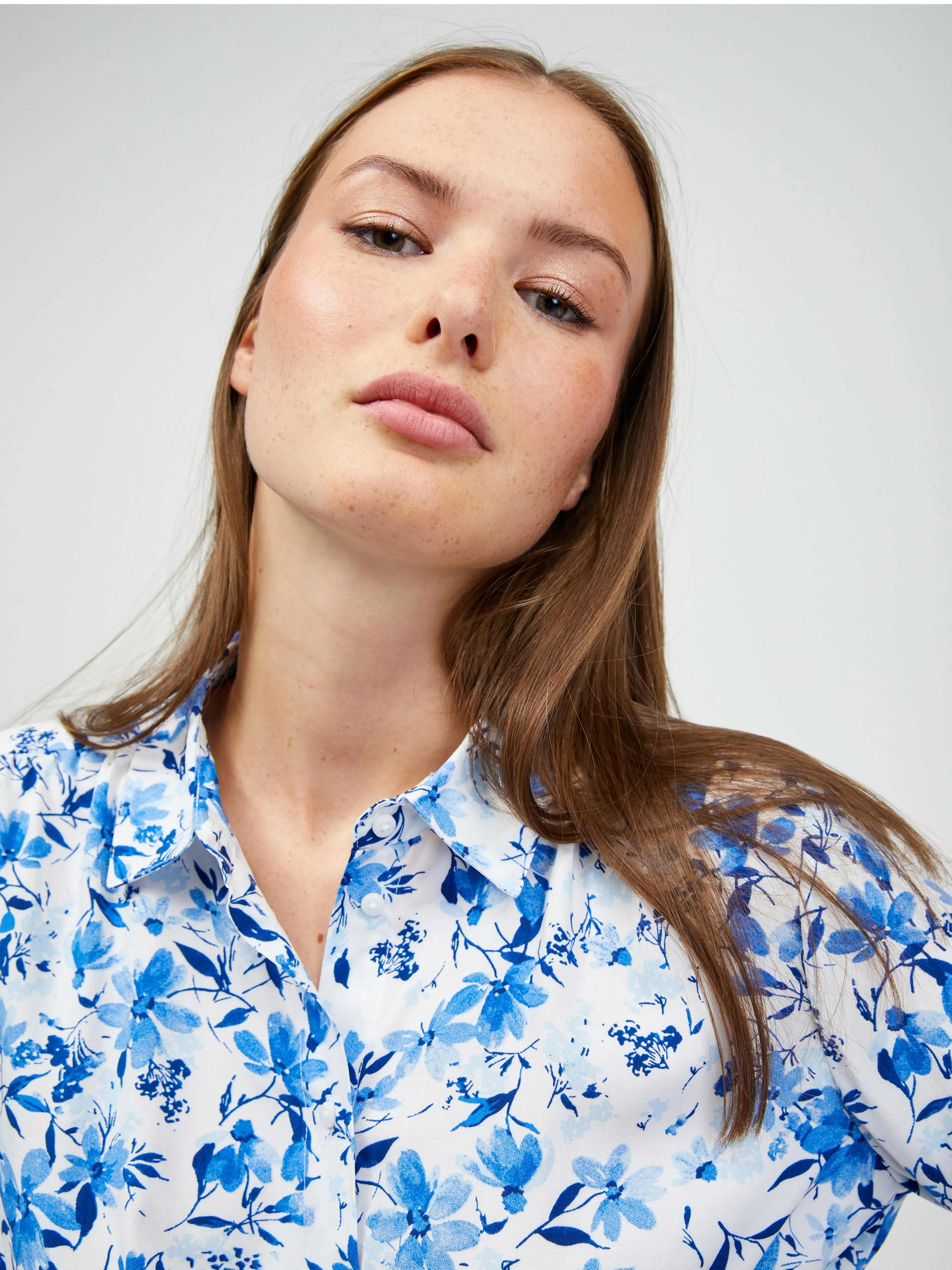 Weiß-blaue geblümte Bluse mit Knoten ORSAY
