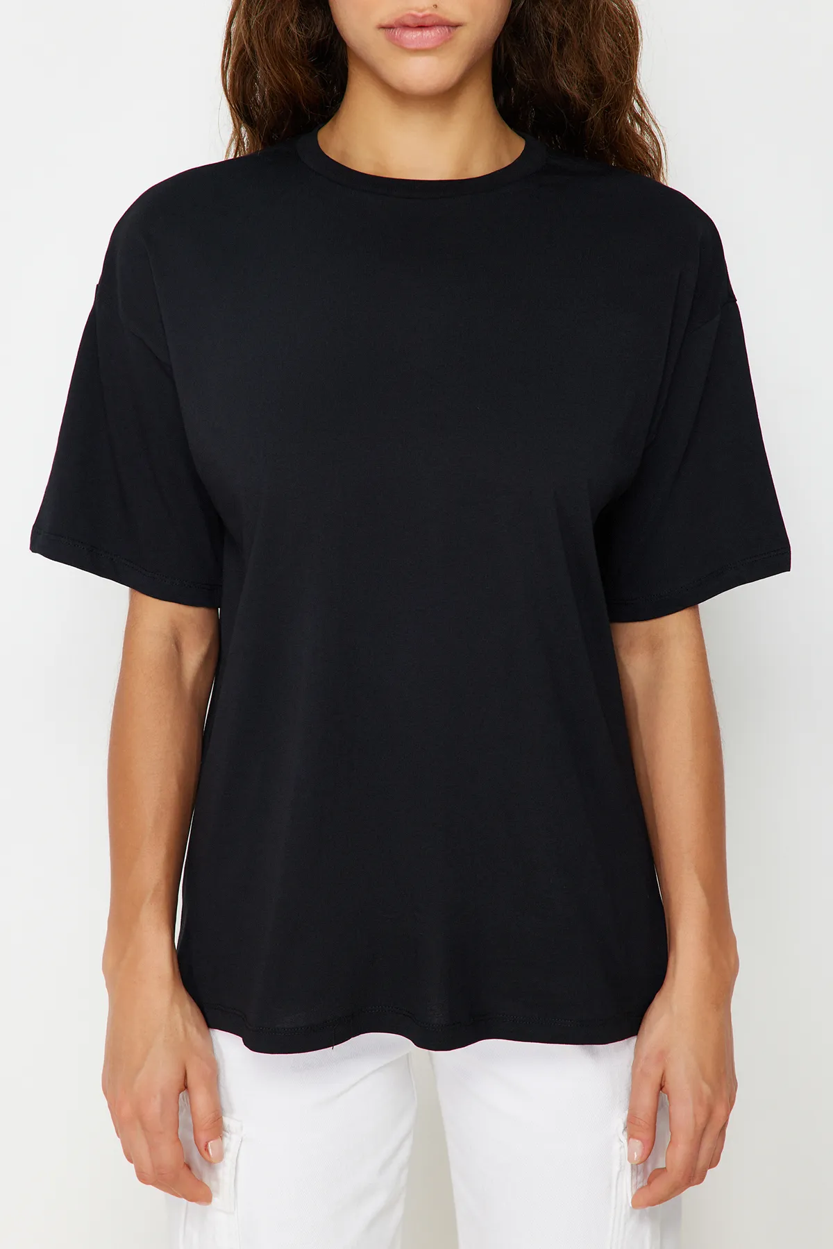 Trendyol Collection  Schwarzes, übergroßes/weites Strick-T-Shirt mit Rundhalsausschnitt aus 100 % Baumwolle TWOSS20TS0134