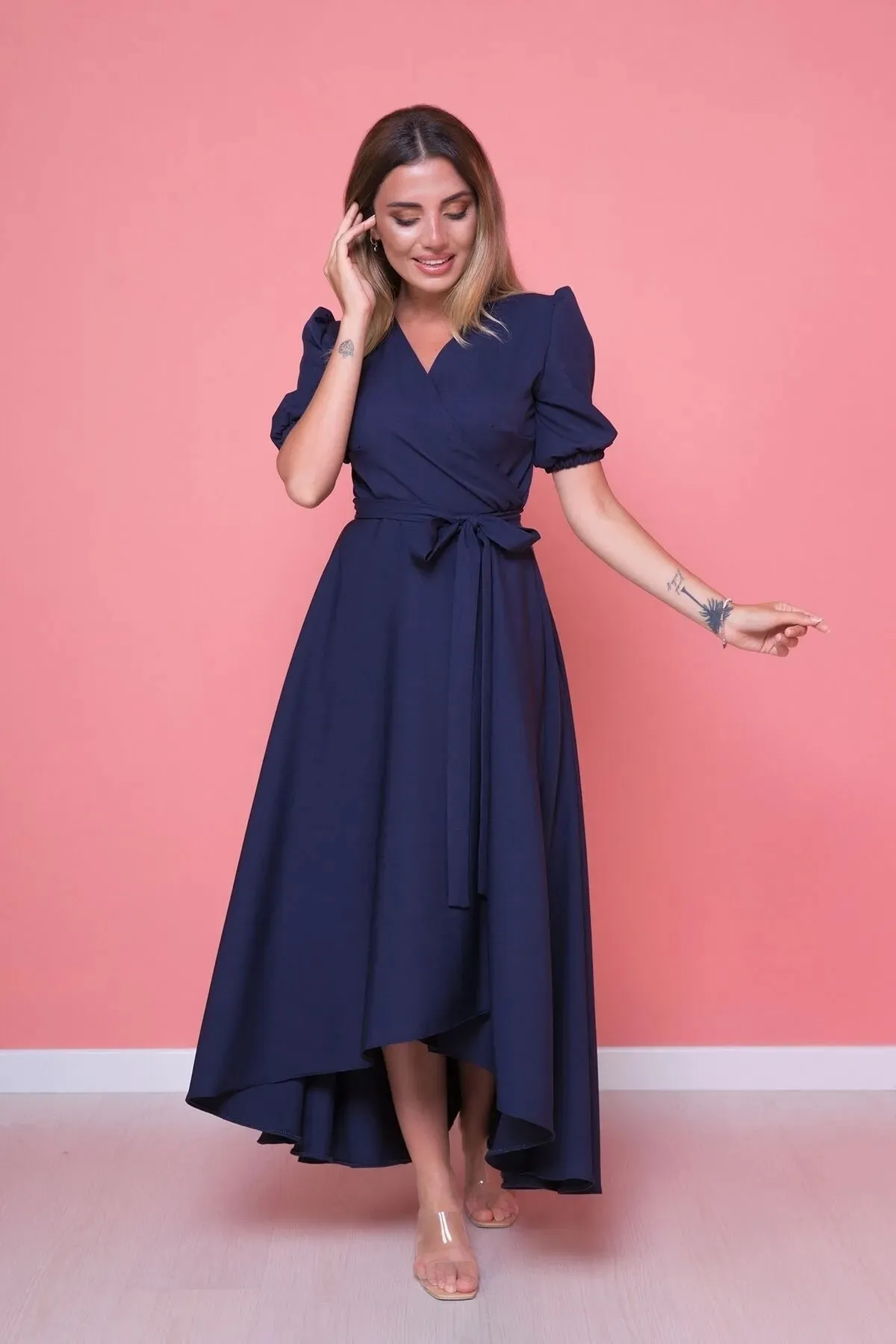 lovebox  Damen-Kleid aus flexiblem Atlas-Stoff mit Gürtel, asymmetrischem Schnitt, Midi-Länge, zweireihiger Kragen, marineblaues ausgestelltes Kleid 410