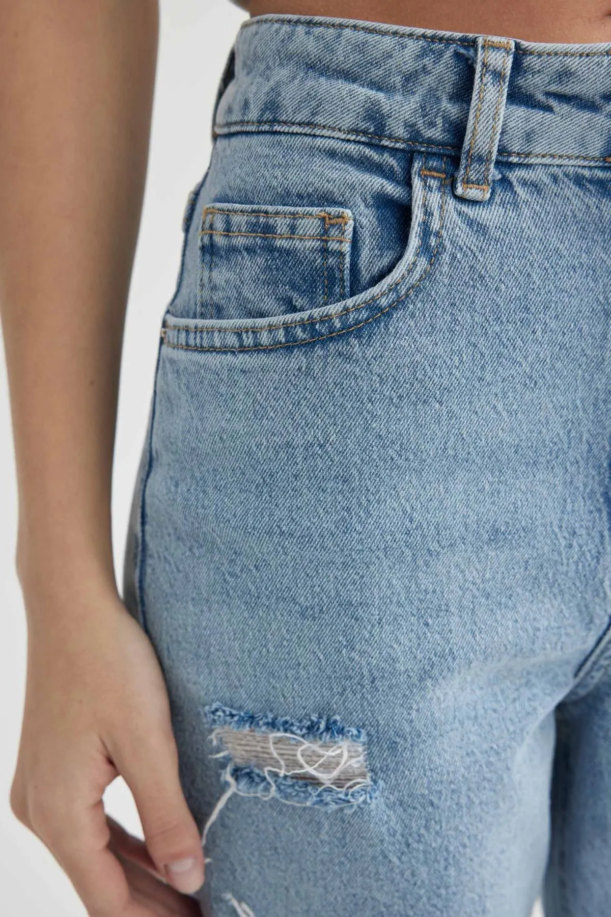 DeFacto  Mary Vintage Straight Fit Jeanshose mit zerrissenen Details, hoher Taille und Bündchen in Knöchellänge