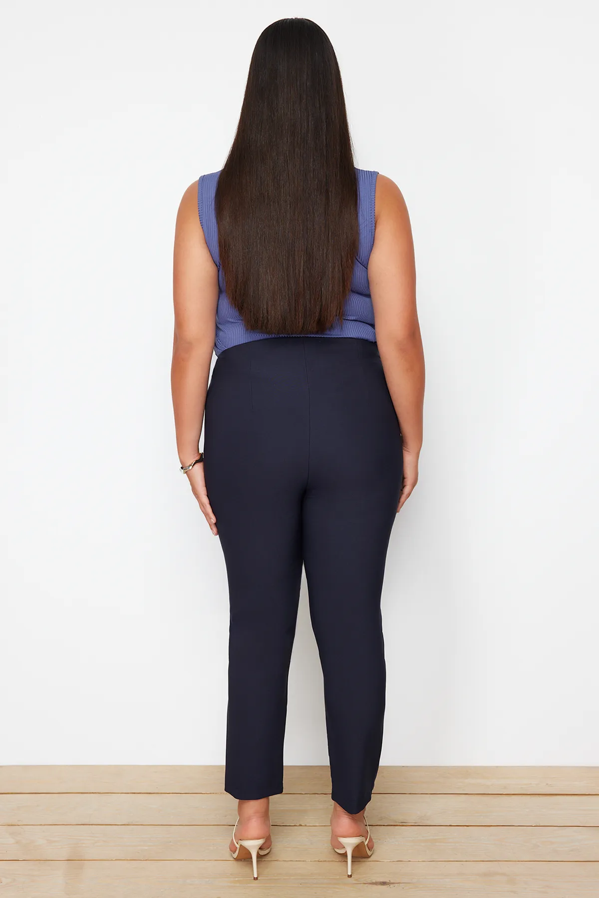 Trendyol Curve  Marineblaue Zigarettenhose aus Webstoff TBBAW23AR00015