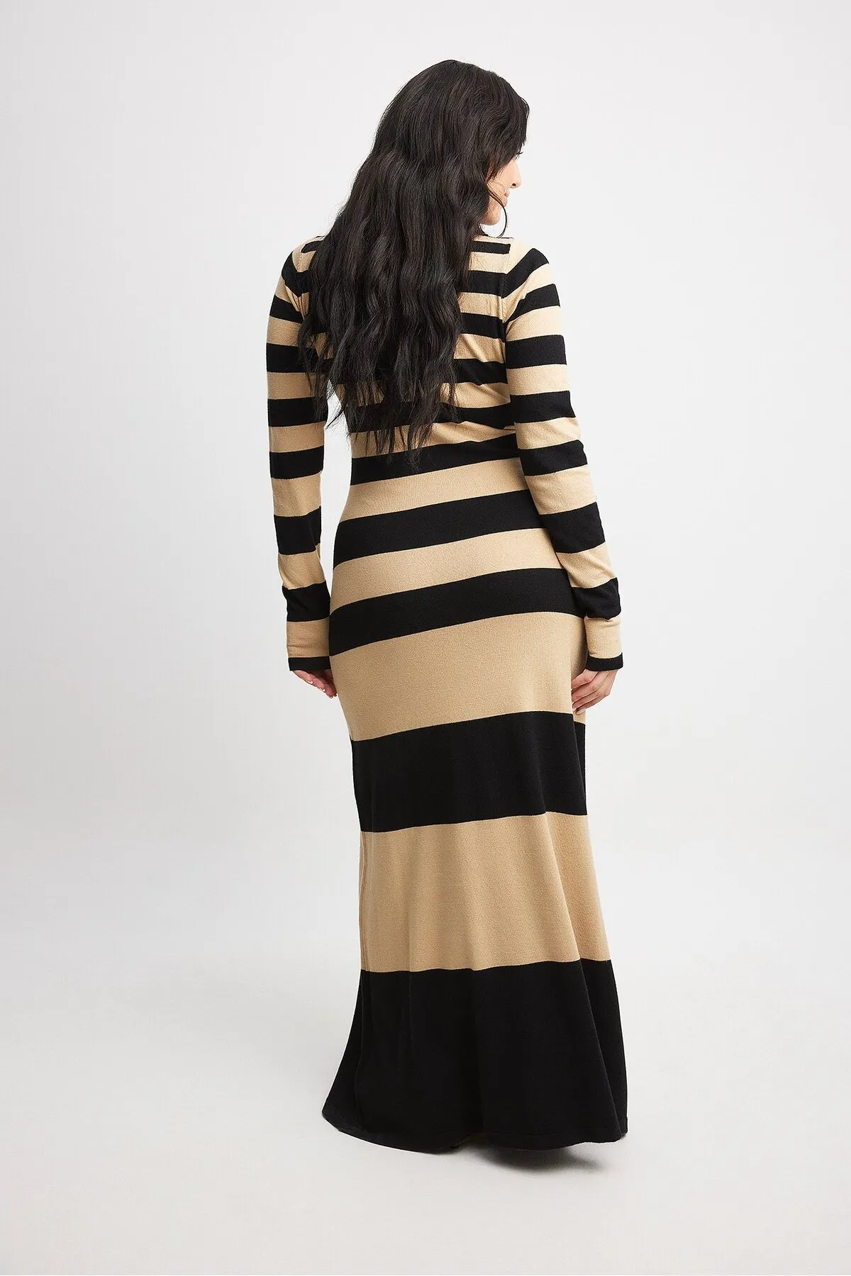 NA-KD  Fein gestricktes, gestreiftes Maxikleid