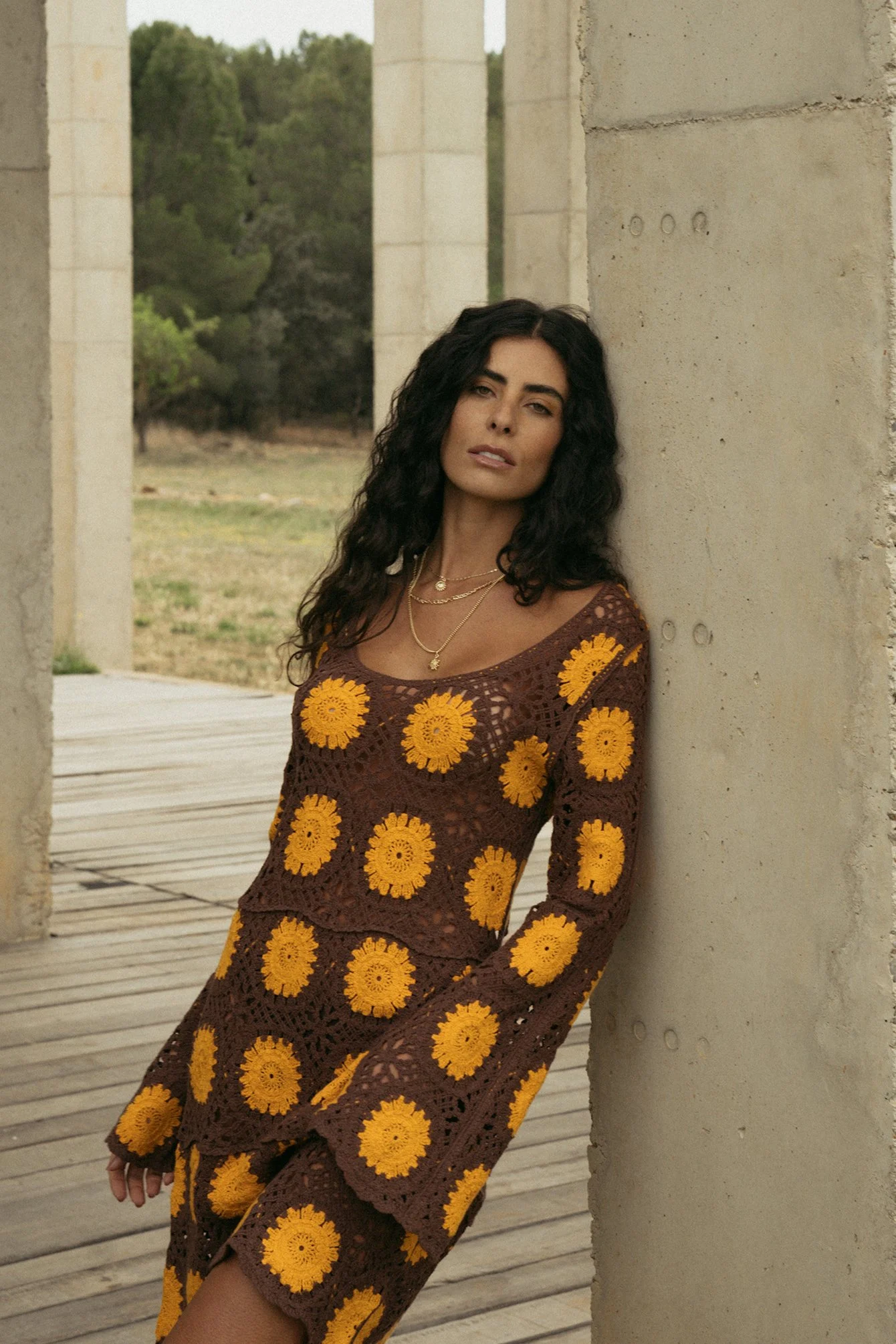 Gehäkeltes Strickminikleid mit langen Ärmeln
