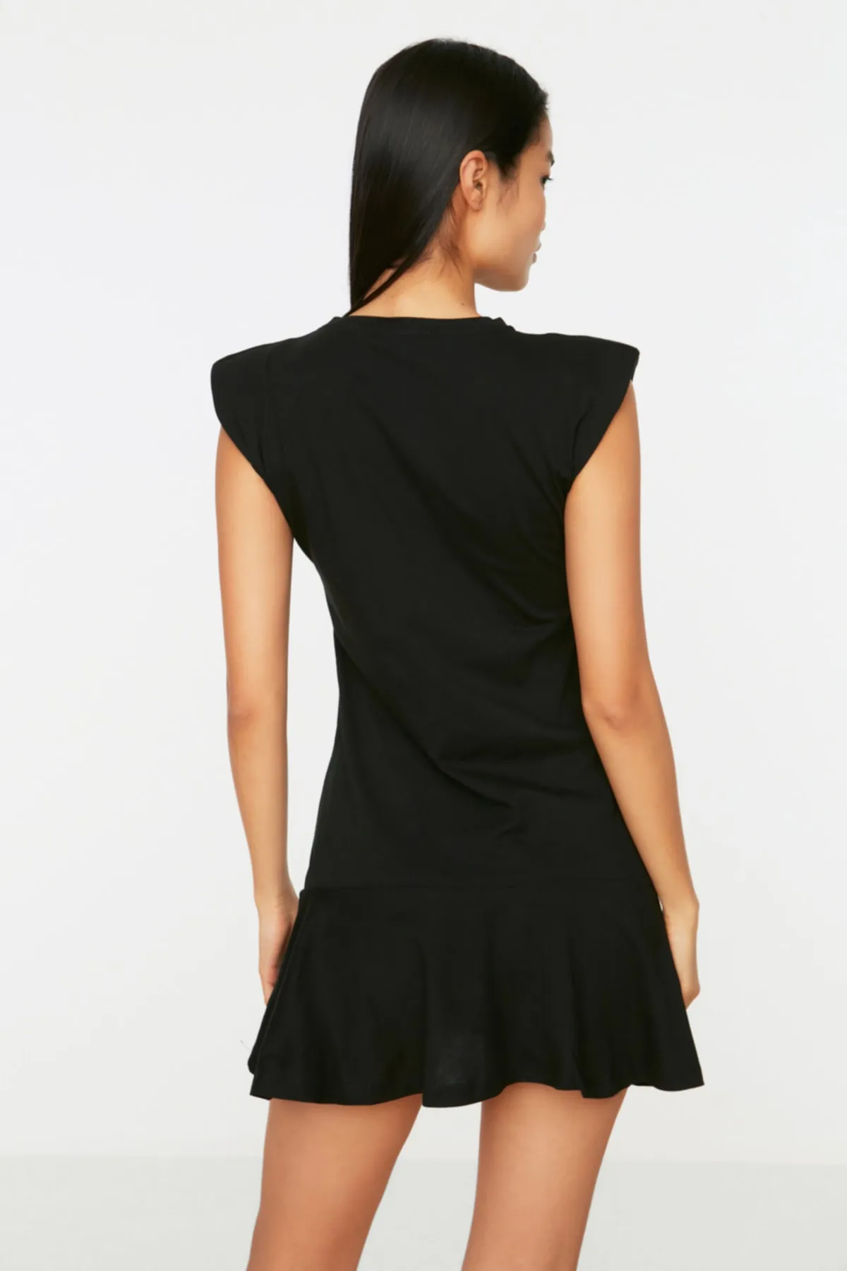 Trendyol Collection  Schwarzes Mini-Strickkleid aus 100 % Baumwolle mit gepolsterter Volanttaille/Skater-Rundhalsausschnitt TWOSS21EL0182