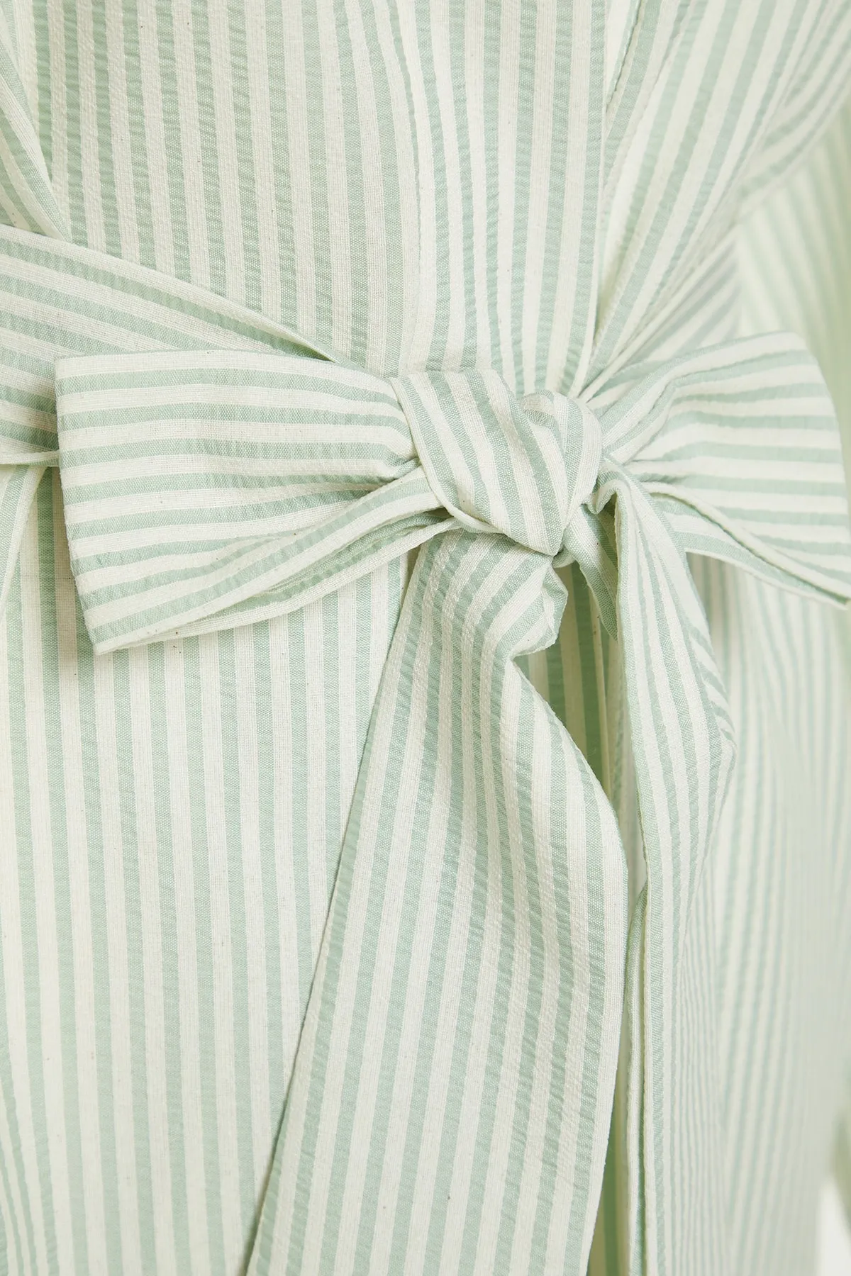Trendyol Modest  Mintfarbener, gewebter, gestreifter Seersucker-Kimono und -Kaftan mit Gürtel TCTSS23KK00001