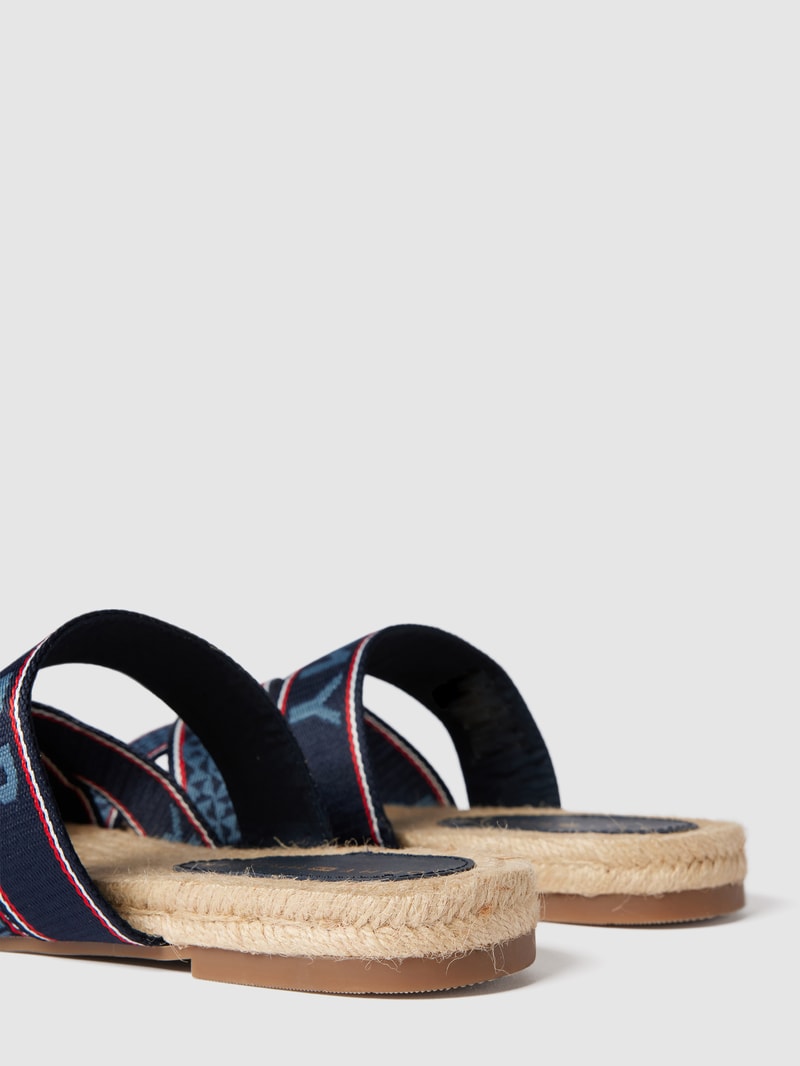 Slides mit Label-Schriftzug in dunkelblau