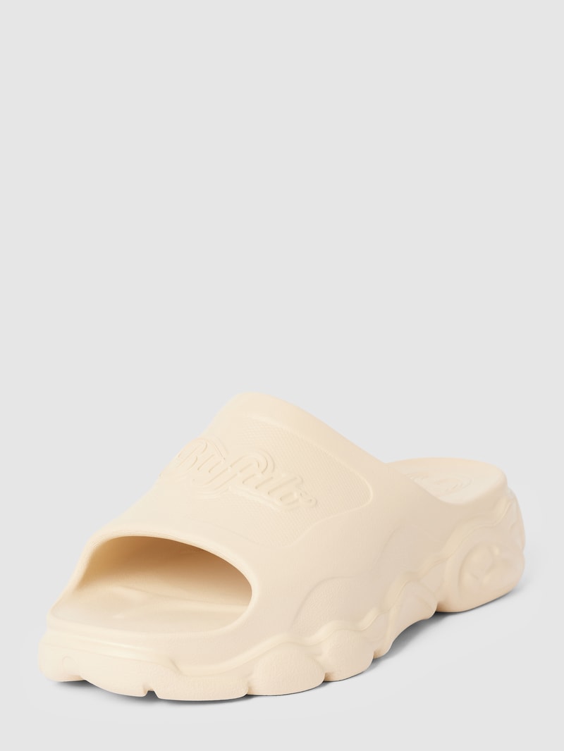 Slides mit Label-Details in beige