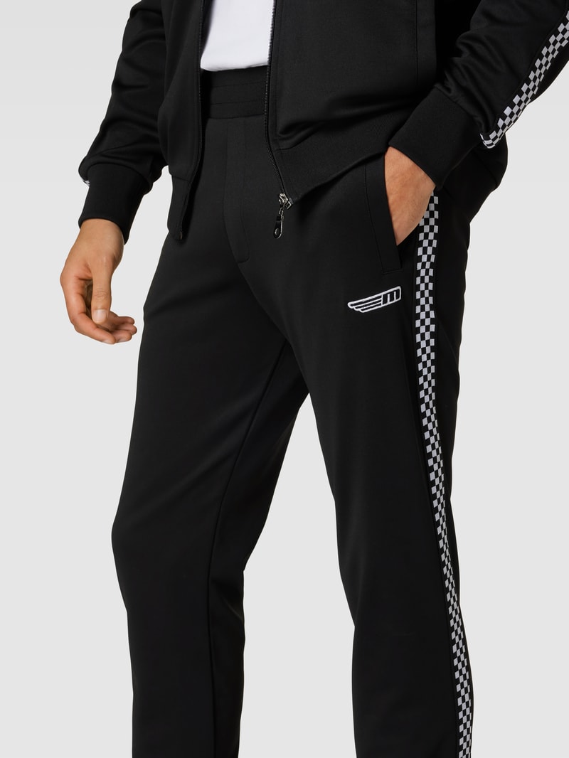 Sweatpants mit Label-Patch in schwarz