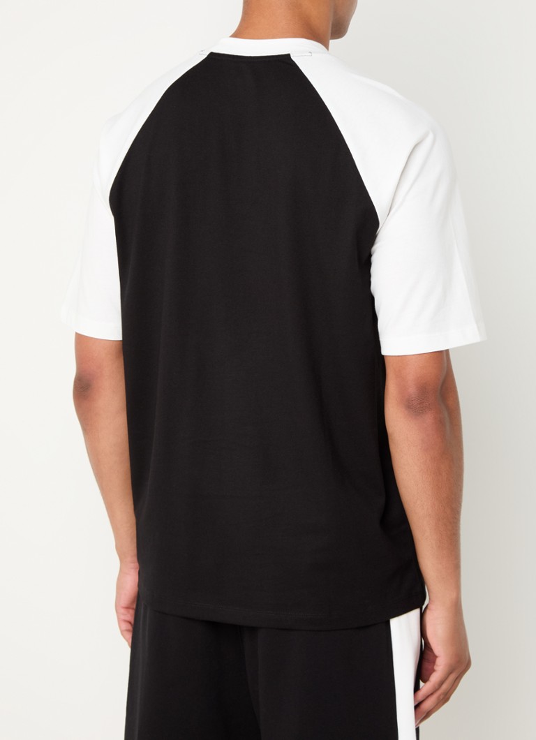 Tricou Armani Exchange cu logo confecționat din material elastic.