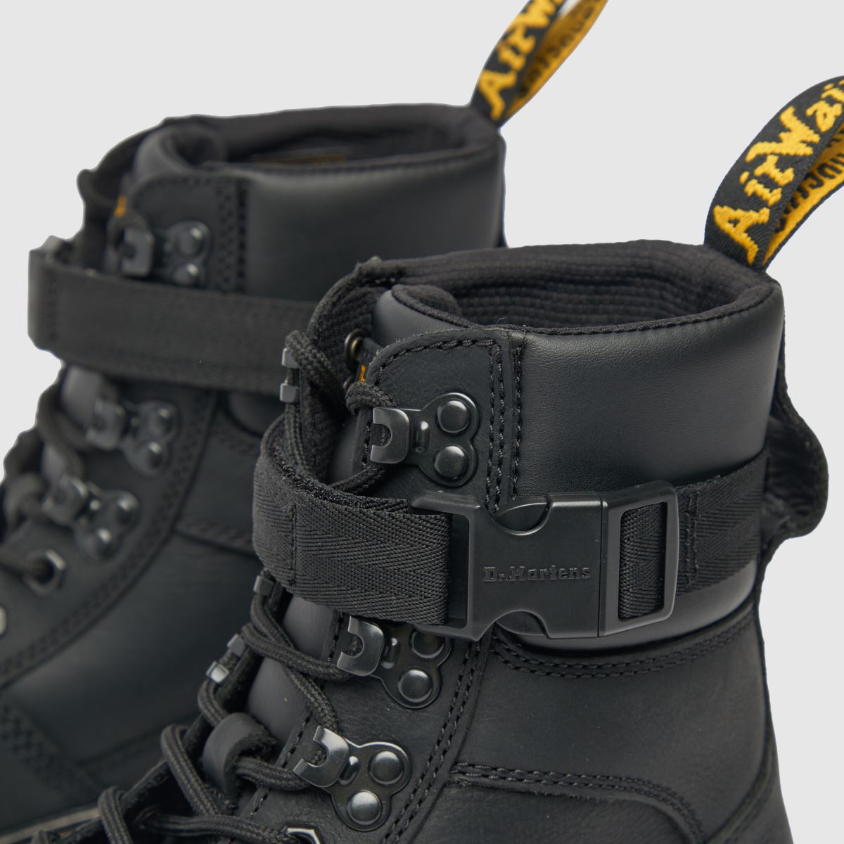 Dr. Martens combs tech škornji v črni barvi