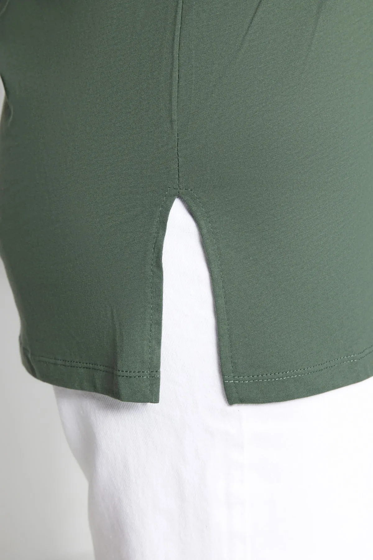 Trendyol Curve  Dunkles Mintgrünes Boyfriend-Strick-T-Shirt mit Rundhalsausschnitt und Schlitz TBBSS22BF0031